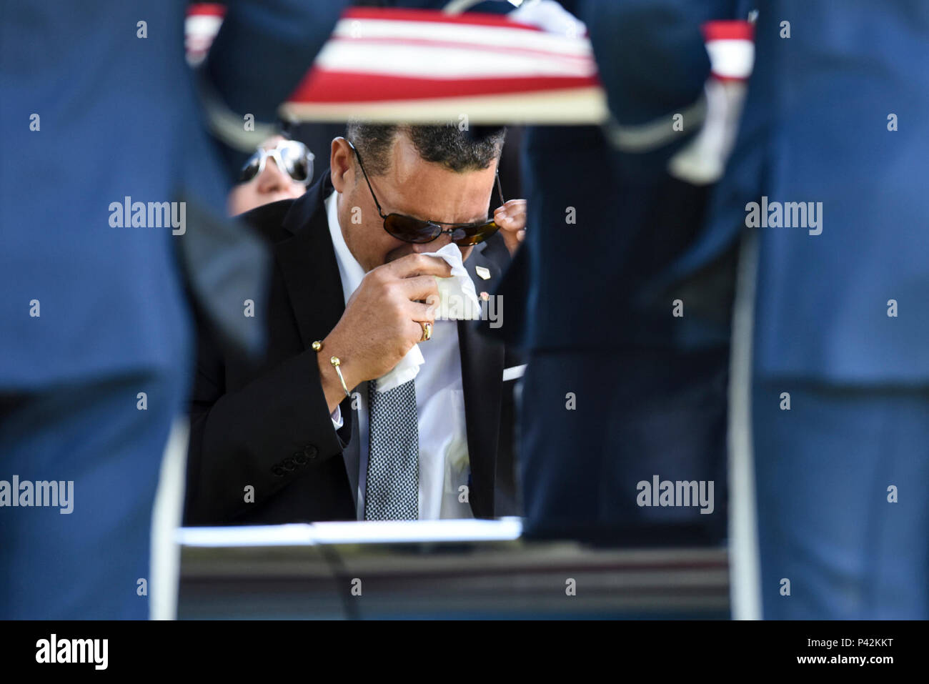 Malvin" Lonnie 'Whitfield, Sohn des 2. Lt G. Malvin Whitfield, wischt eine Träne aus seinem Auge während seines Vaters Grab Zeremonie auf dem Arlington National Cemetery Juni 8, 2016. 1943, Whitfield trug in der Army Air Corps als Tuskegee Flieger. Die Tuskegee Airmen waren Männer und Frauen, die die Army Air Corps beigetreten sind oder als zivile Mitarbeiter in der "Tuskegee Erfahrung" von 1938 bis 1946 gedient. (U.S. Air Force Foto von Tech. Sgt. Anthony Nelson Jr./Freigegeben) Stockfoto