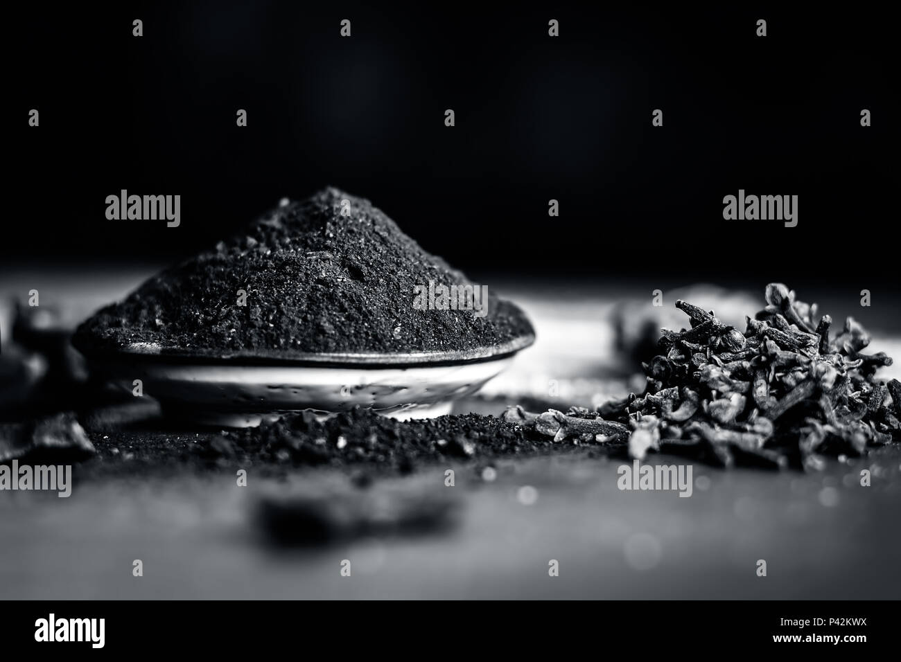 Pulver von Kohle mit Kohle und Nelke, Stockfoto