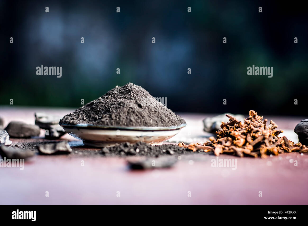 Pulver von Kohle mit Kohle und Nelke, Stockfoto