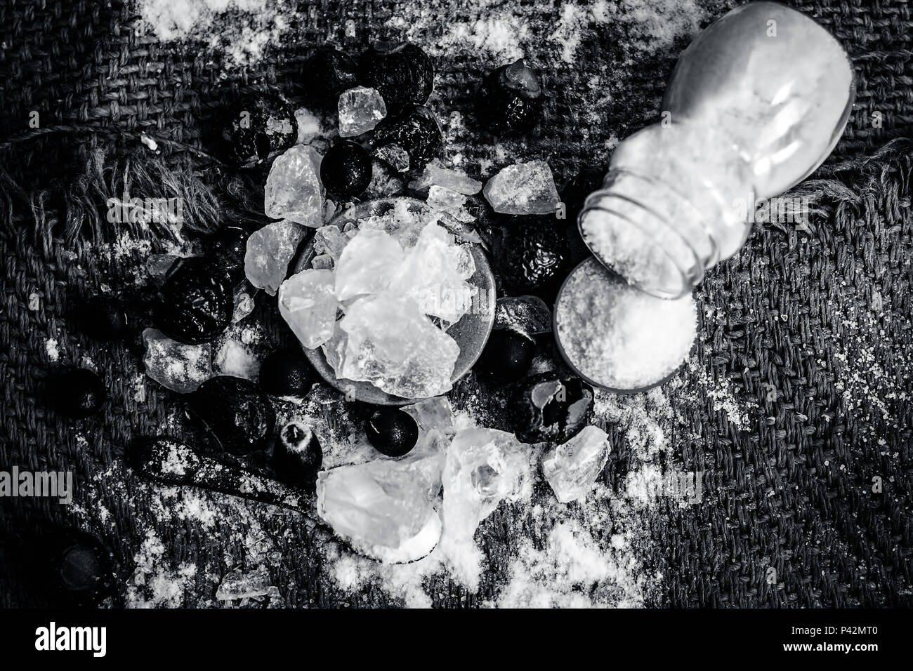 Nahaufnahme des kristallisierten Alaun, Kalium Alaun und seine Pulver mit Seife Mutter, Sapindus und salz, Natriumchlorid sind die Zutaten der traditionellen toothpa Stockfoto
