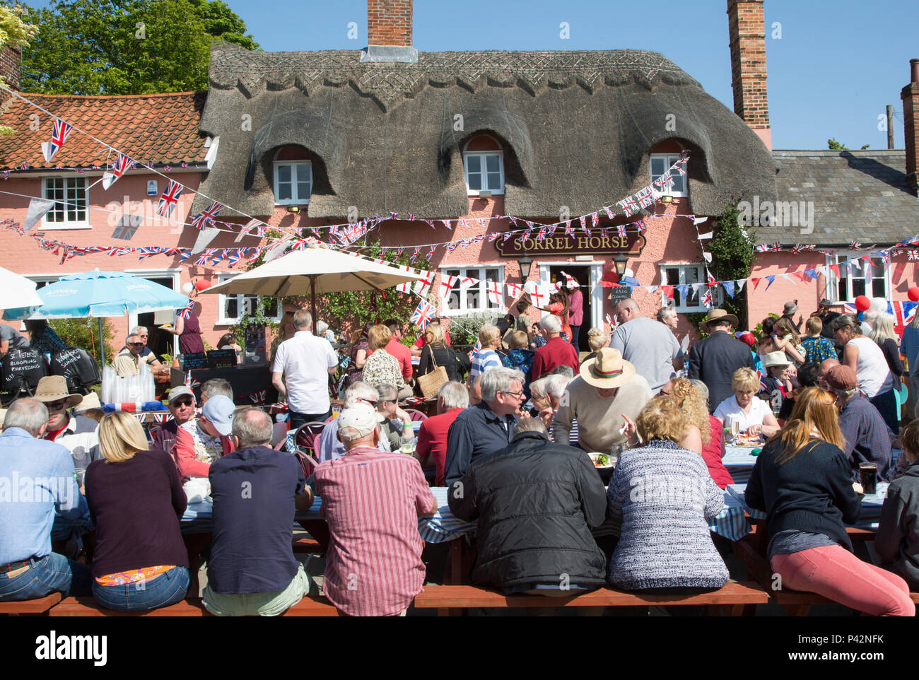 Street Party Feiern königliche Hochzeit von Prinz Harry und Meghan Markle, Sauerampfer Horse Suffolk, England, Großbritannien, 19. Mai 2018 Herzog und die Herzogin von Sussex Stockfoto