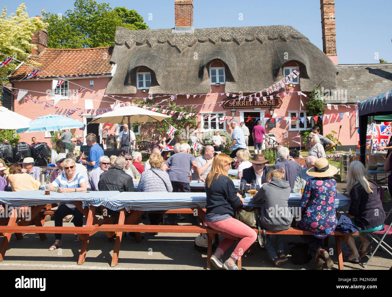Street Party Feiern königliche Hochzeit von Prinz Harry und Meghan Markle, Sauerampfer Horse Suffolk, England, Großbritannien, 19. Mai 2018 Herzog und die Herzogin von Sussex Stockfoto