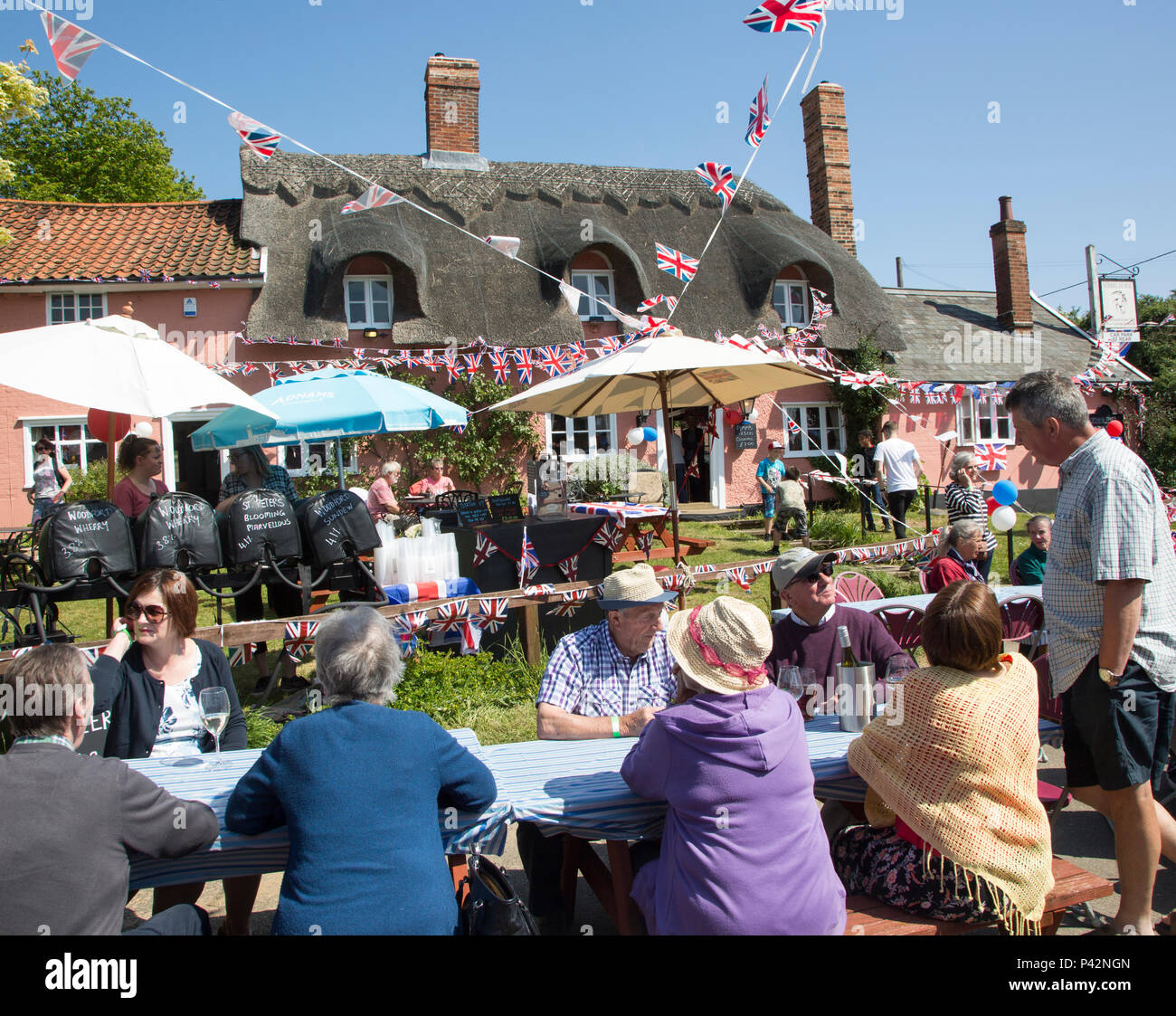 Street Party Feiern königliche Hochzeit von Prinz Harry und Meghan Markle, Sauerampfer Horse Suffolk, England, Großbritannien, 19. Mai 2018 Herzog und die Herzogin von Sussex Stockfoto