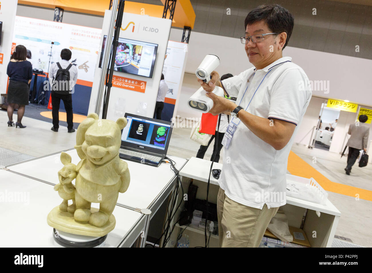 Tokio, Japan. 20 Jun, 2018. Ein Aussteller scannt eine Statue mit einem OTO 3D Scan während der 26 3D & Virtual Reality Expo (IVR) in Tokyo Big Sight am 20. Juni 2018, Tokio, Japan. Die jährliche Ausstellung IVR ist die grösste Messe in Japan, die auf 3D und Virtual Reality Industrie konzentriert. Die Ausstellung ist vom 20. bis 22. Juni statt. Credit: Rodrigo Reyes Marin/LBA/Alamy leben Nachrichten Stockfoto