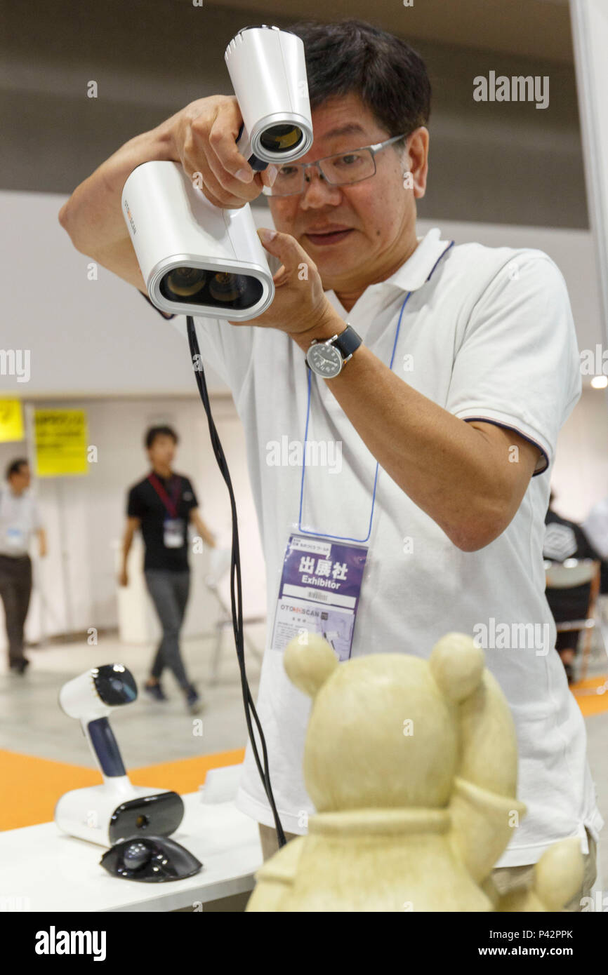 Tokio, Japan. 20 Jun, 2018. Ein Aussteller scannt eine Statue mit einem OTO 3D Scan während der 26 3D & Virtual Reality Expo (IVR) in Tokyo Big Sight am 20. Juni 2018, Tokio, Japan. Die jährliche Ausstellung IVR ist die grösste Messe in Japan, die auf 3D und Virtual Reality Industrie konzentriert. Die Ausstellung ist vom 20. bis 22. Juni statt. Credit: Rodrigo Reyes Marin/LBA/Alamy leben Nachrichten Stockfoto