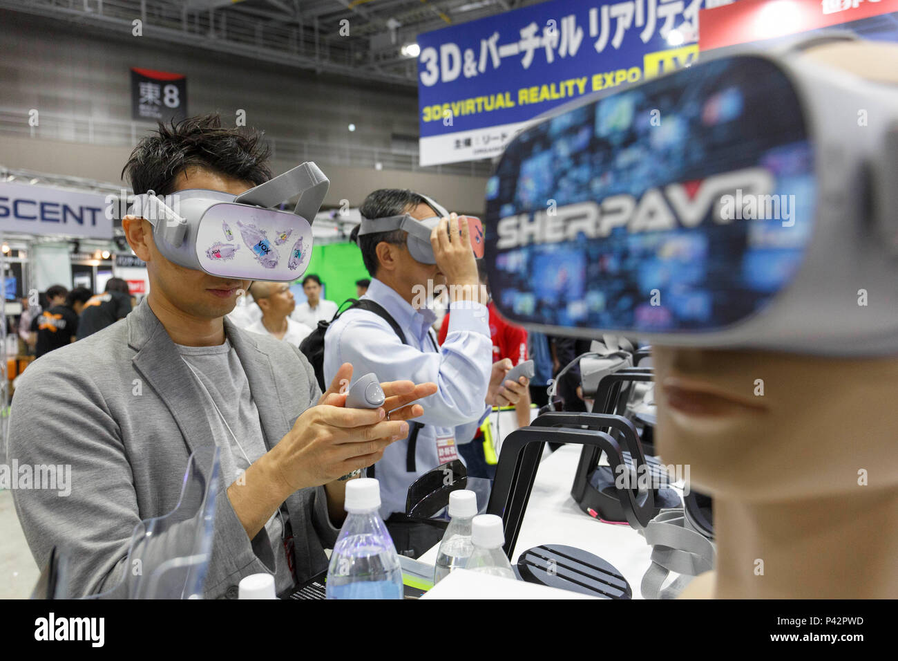 Tokio, Japan. 20 Jun, 2018. Besucher der Virtuellen Realität (VR