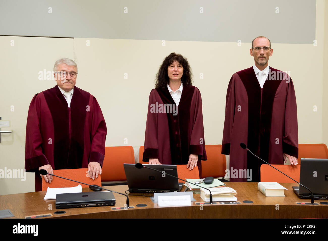 München, Bayern. 20 Juni, 2018. Bundesanwaltschaft Herbert Diemer (L-R), Attorney General Anette Greger und Bundesanwaltschaft Jochen Weingarten, an ihren Orten während der NSU vor dem Oberlandesgericht München stehen. Neue verteidigungsmittel werden aus Zschaepe der Verteidigung an diesem Tag der Studie erwartet. Quelle: Tobias Hase/dpa/Alamy leben Nachrichten Stockfoto