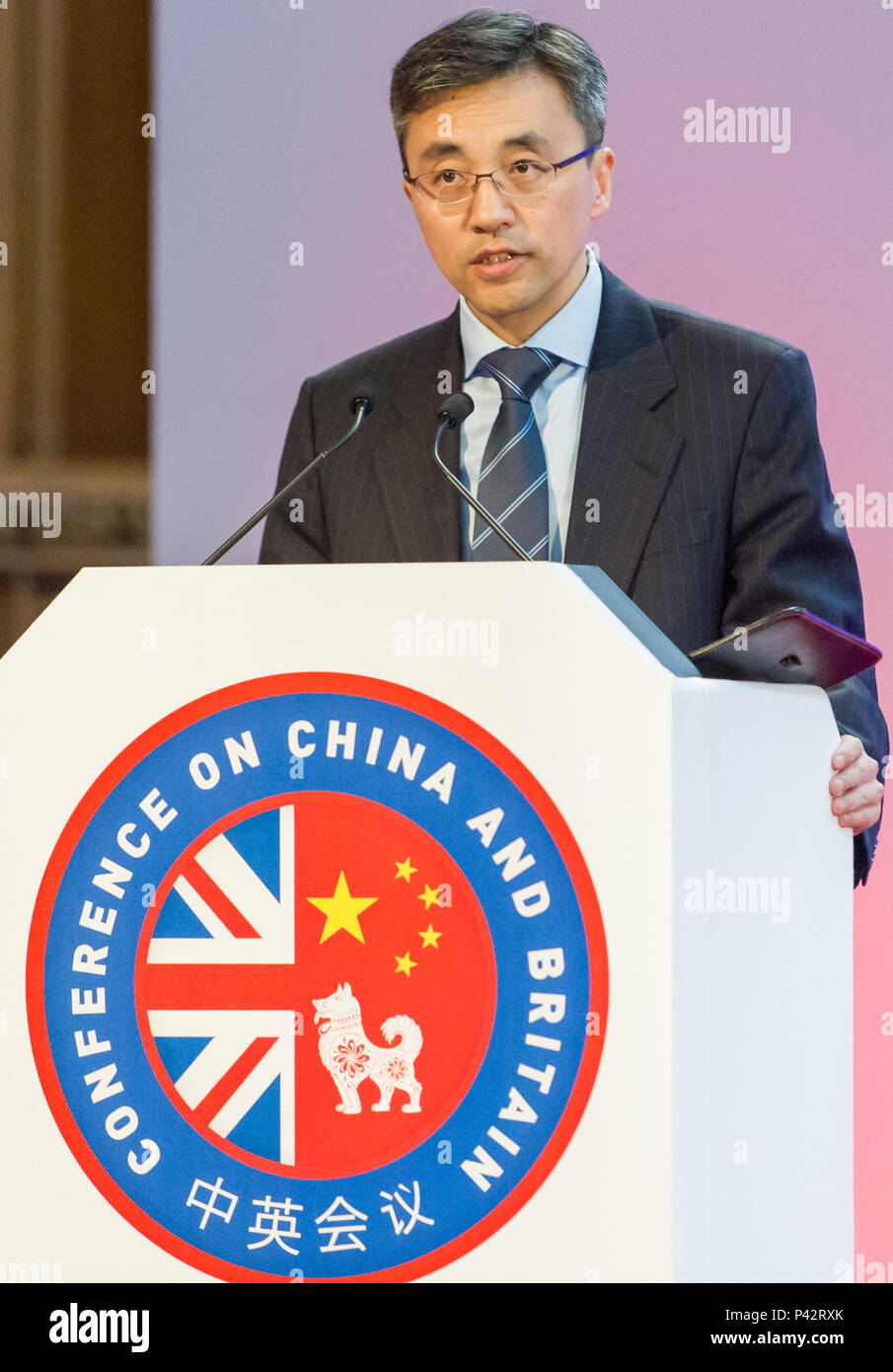 Minister Zhu Qin, Stellvertretender Leiter der Mission, der Chinesischen Botschaft, während seine Intervention an der Margaret Thatcher Konferenz über China und Großbritannien an der Guildhall. Stockfoto