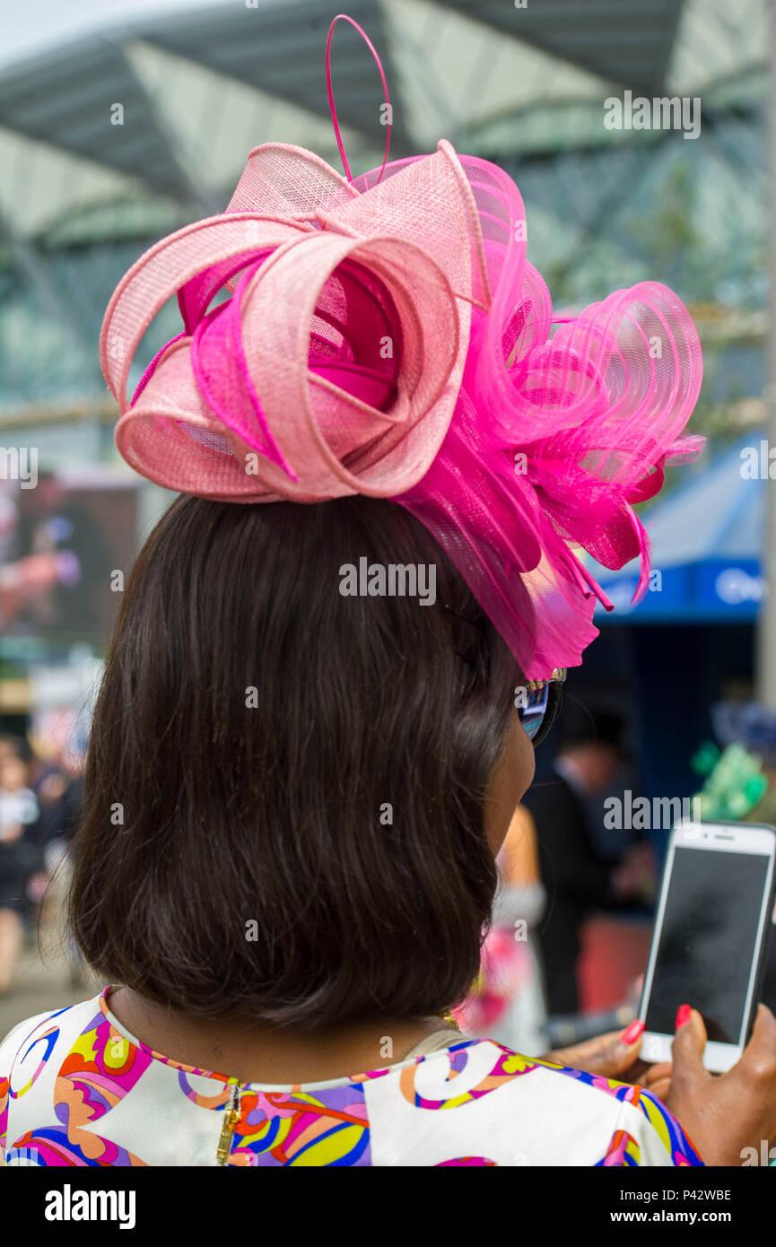 Royal Ascot, Berkshire, Großbritannien, 20. Juni 2018 bunte Hüte auf den zweiten Tag des Royal Ascot 20 Juni 2018 Credit John Beasley Stockfoto