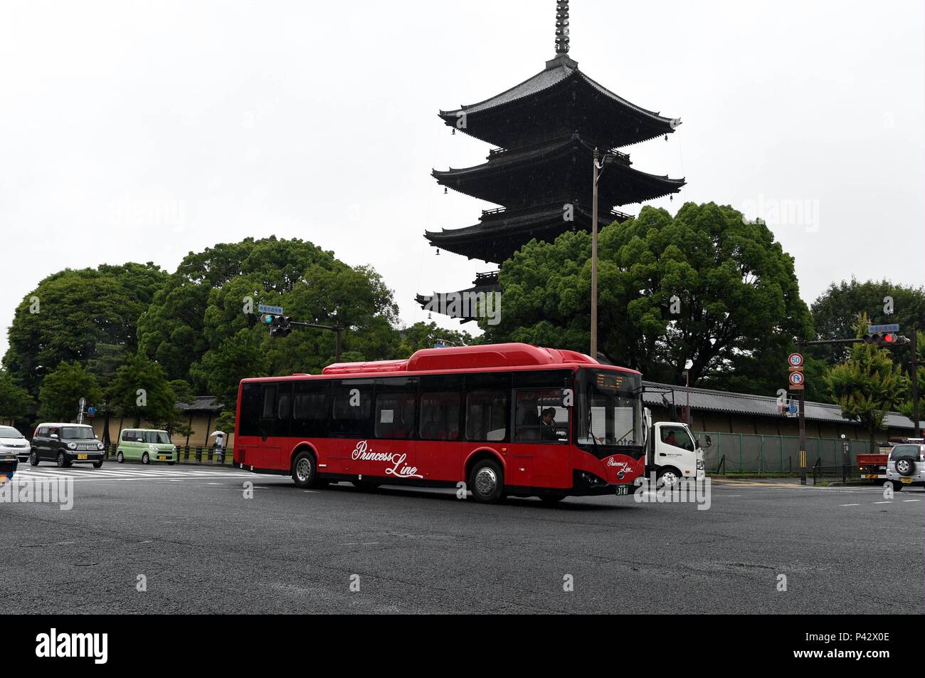 Kyoto, Japan. 20 Juni, 2018. Einen BYD electric Bus ist in Kyoto, Japan, 20. Juni 2018 gesehen. Japanische Unternehmen Prinzessin Linie gekauft 5 elektrische Busse aus dem chinesischen Automobilhersteller BYD im Jahr 2015 und 2017 zwei weitere in. Die sieben Busse haben jetzt rund 370 Tausend Kilometer zurückgelegt, die Kosten für ihre Besitzer und die Emissionen für die Stadt. Quelle: Ma Ping/Xinhua/Alamy leben Nachrichten Stockfoto
