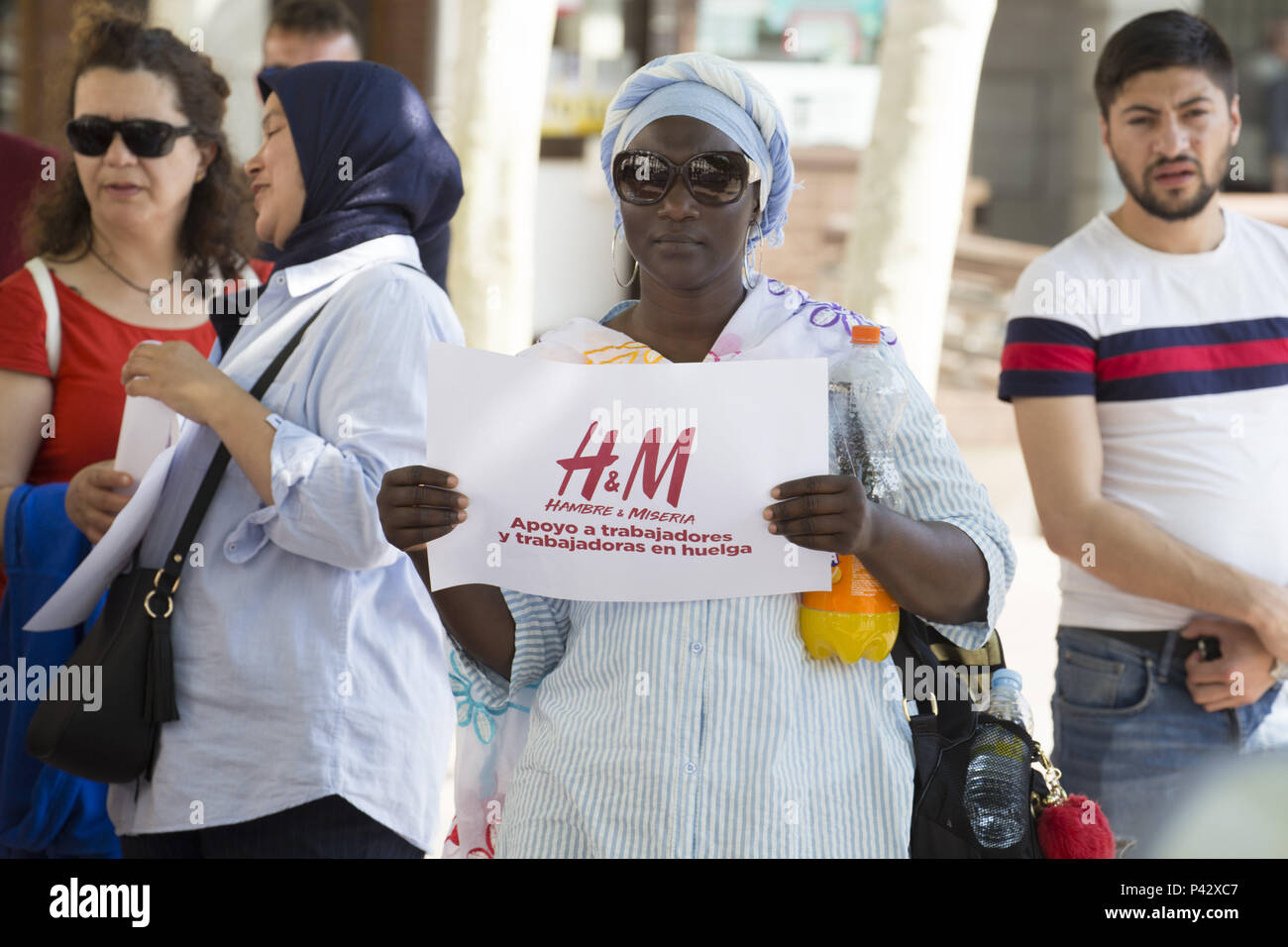 Madrid, Spanien. 20 Juni, 2018. Ein H&M-Mitarbeiter Streikten gesehen hält  ein Plakat während der Demonstration. Arbeiter der H&M Logistik Zentrum in  Madrid hat in den Streik getreten und nahm an der Straße