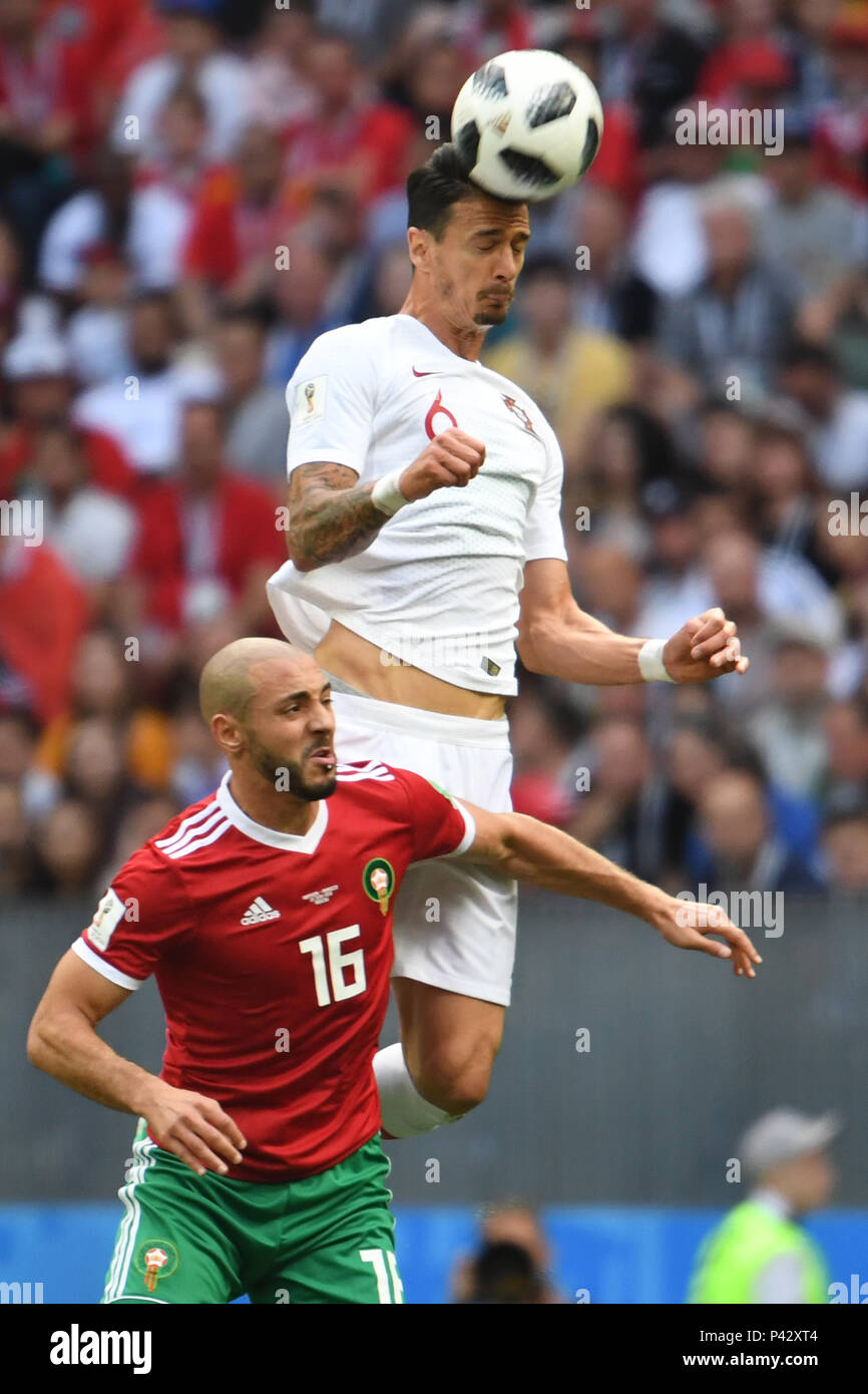 Moskau, Russland. 20 Juni, 2018. Fußball, Wm, Portugal vs Marokko, Gruppe B Vorläufige, im Luzhniki Stadion. Marokkos Nordin Amrabat (l) und Portugals Jose Fonte. Credit: Federico Gambarini/dpa/Alamy leben Nachrichten Stockfoto