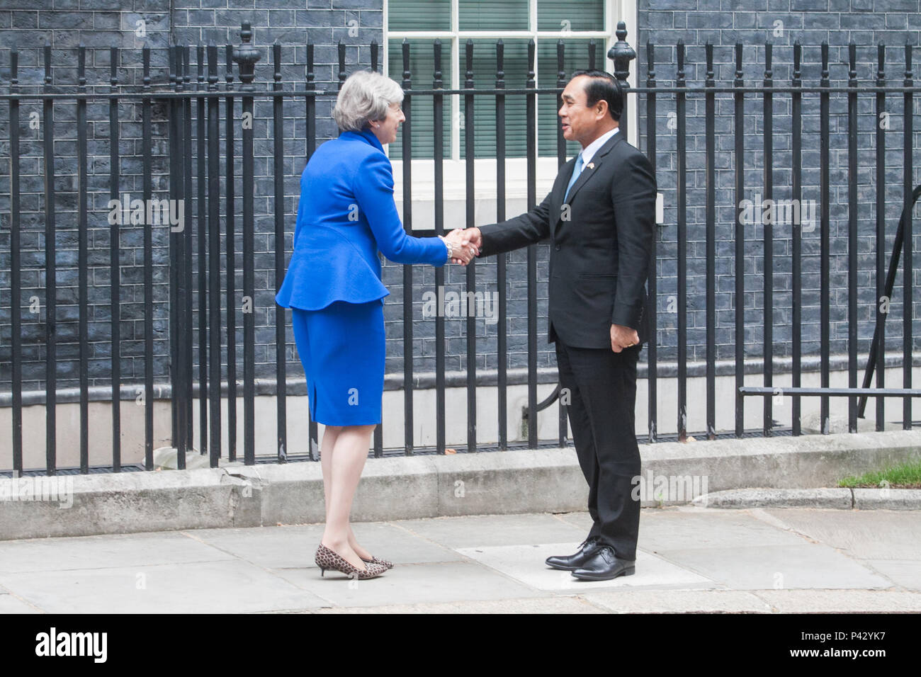 London, Großbritannien. 20. Juni 2018. Der Premierminister von Thailand Prayut Chan-o-cha ist in der Downing Street von seinem britischen Amtskollegen Theresa May begrüßt, da er seinen Besuch in Großbritannien startet internationale Anerkennung seiner Herrschaft des Militärs vor den Wahlen im nächsten Jahr zu gewinnen. Der ehemalige General, der 2014 an die Macht kam, nachdem Sturz Yingluck Shinawatra der gewählten Regierung in einem Putsch. Credit: Amer ghazzal/Alamy leben Nachrichten Stockfoto