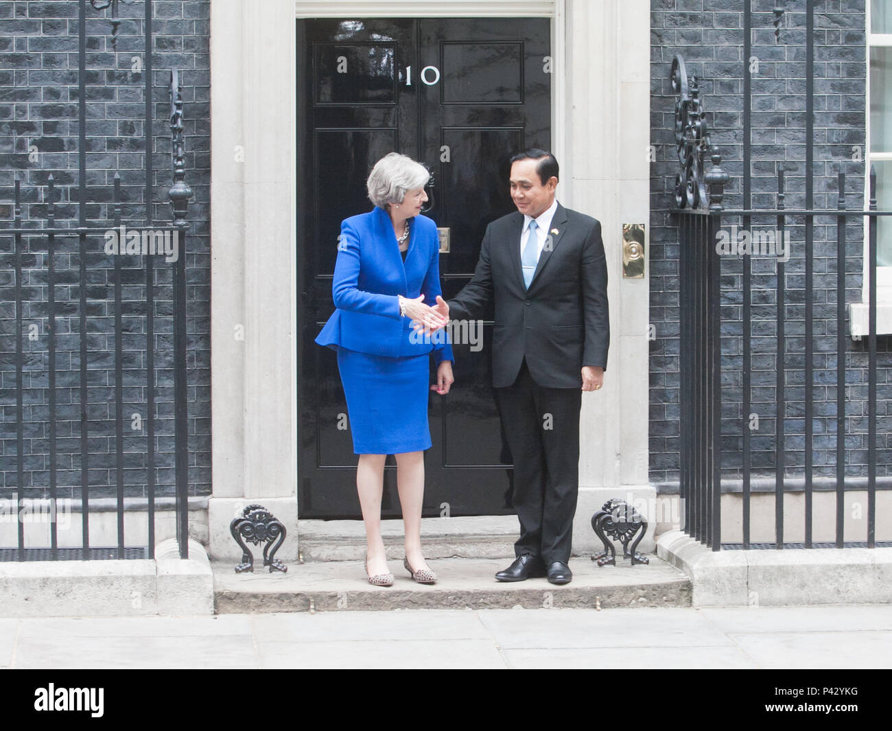 London, Großbritannien. 20. Juni 2018. Der Premierminister von Thailand Prayut Chan-o-cha ist in der Downing Street von seinem britischen Amtskollegen Theresa May begrüßt, da er seinen Besuch in Großbritannien startet internationale Anerkennung seiner Herrschaft des Militärs vor den Wahlen im nächsten Jahr zu gewinnen. Der ehemalige General, der 2014 an die Macht kam, nachdem Sturz Yingluck Shinawatra der gewählten Regierung in einem Putsch. Credit: Amer ghazzal/Alamy leben Nachrichten Stockfoto