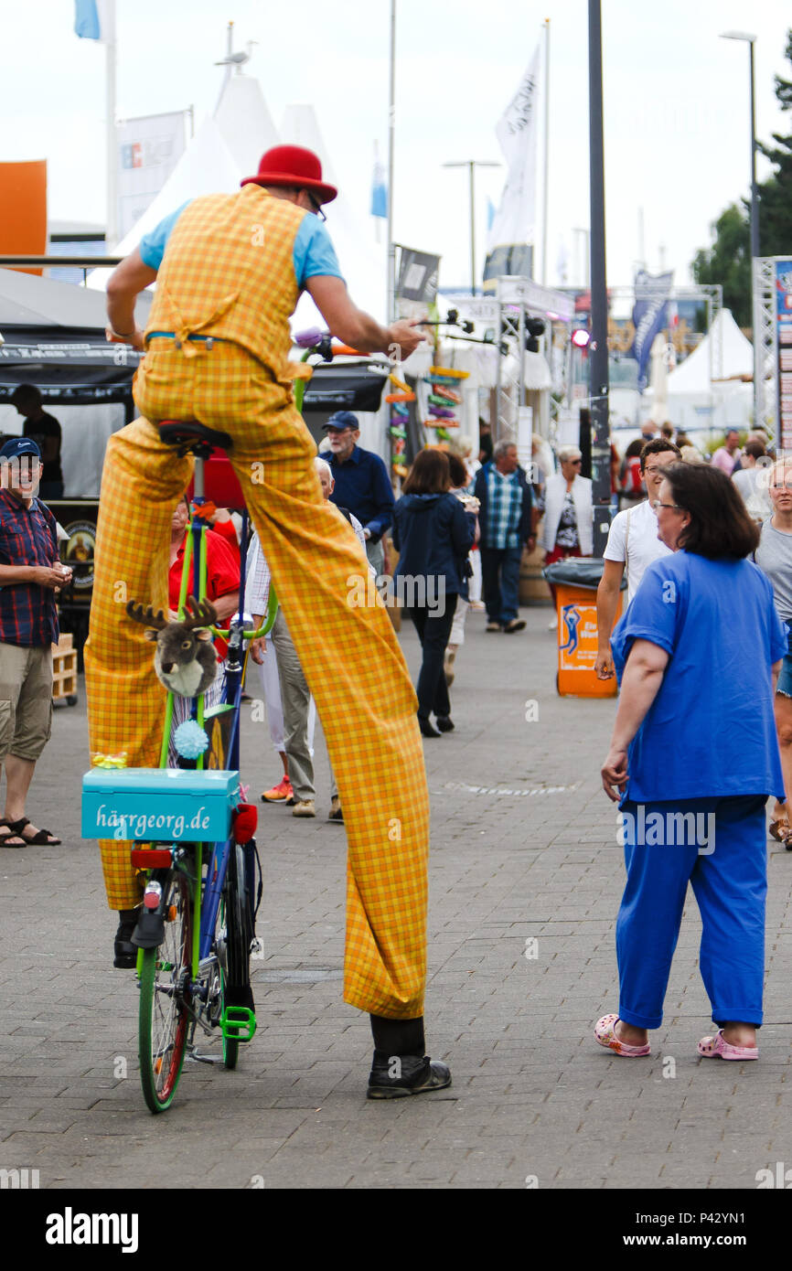 Kiel, Deutschland. 20 Juni, 2018. Ein street artist unterhält die Öffentlichkeit bei der Kieler Woche. Rund 3 Millionen Besucher werden erwartet, das größte Volksfest in Nordeuropa zu besuchen. Credit: Frank Molter/dpa/Alamy leben Nachrichten Stockfoto