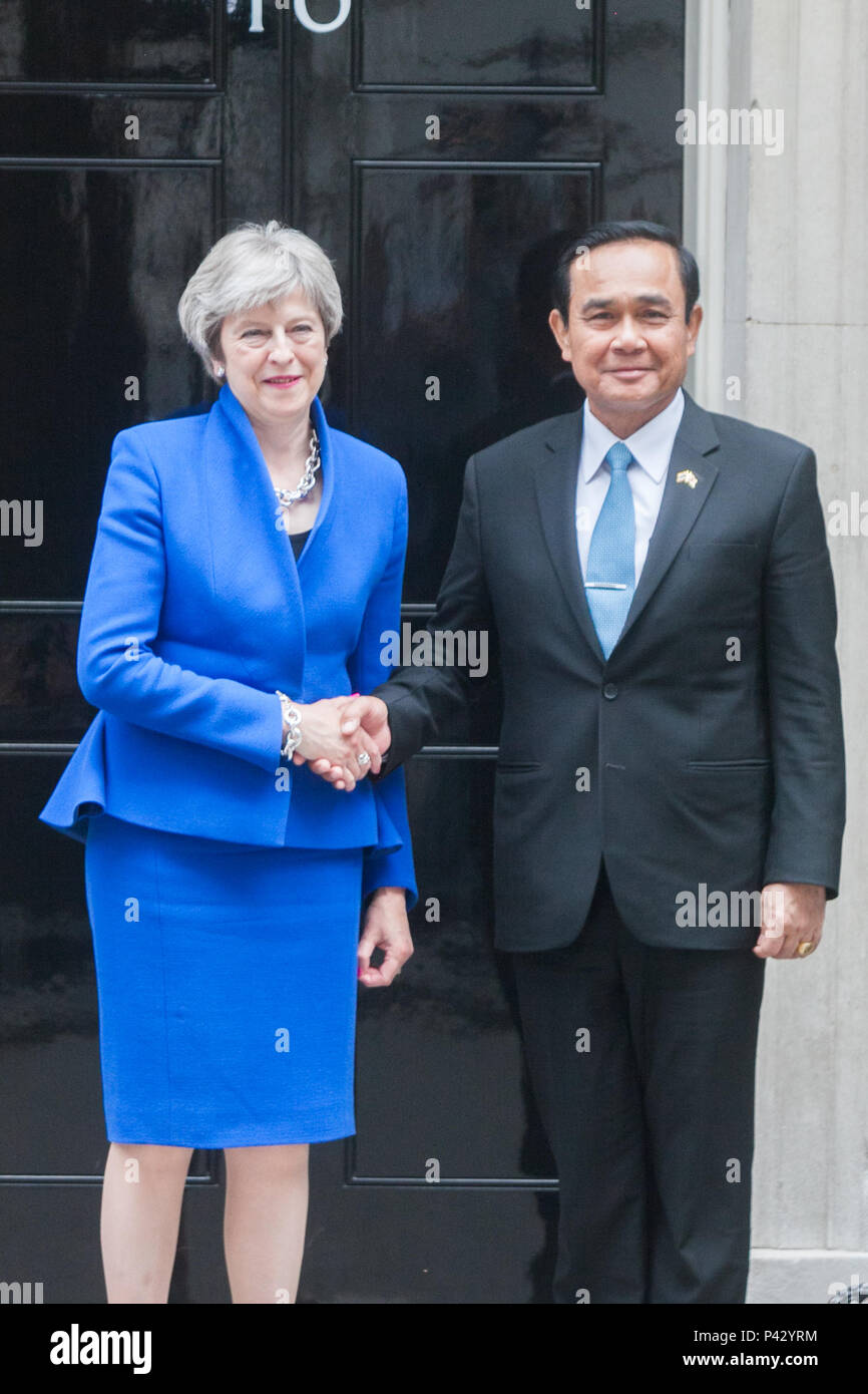 London, Großbritannien. 20. Juni 2018. Der Premierminister von Thailand Prayut Chan-o-cha ist in der Downing Street von seinem britischen Amtskollegen Theresa May begrüßt, da er seinen Besuch in Großbritannien startet internationale Anerkennung seiner Herrschaft des Militärs vor den Wahlen im nächsten Jahr zu gewinnen. Der ehemalige General, der 2014 an die Macht kam, nachdem Sturz Yingluck Shinawatra der gewählten Regierung in einem Putsch. Credit: Amer ghazzal/Alamy leben Nachrichten Stockfoto