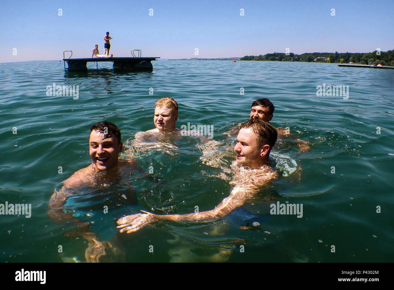 Friedrichshafen, Deutschland. 20 Juni, 2018. Vier Männer in den Bodensee  schwimmen. Credit: Felix Kästle/dpa/Alamy leben Nachrichten Stockfotografie  - Alamy