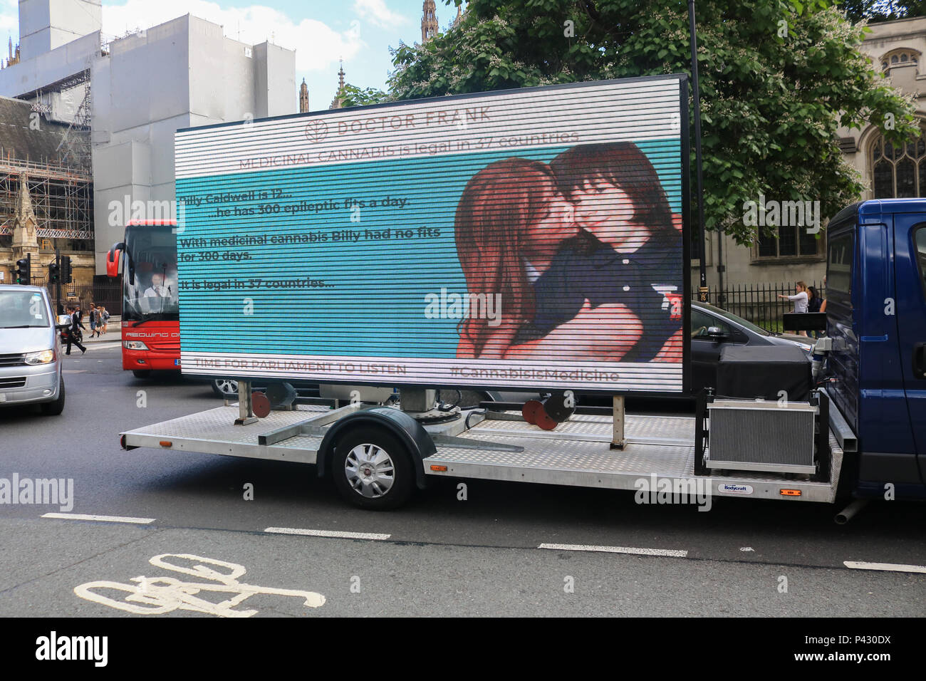 London, Großbritannien. Juni 2018 20. Eine adverst auf einen Umzugswagen mit einem elektronischen Platine an der Westminster Kampagnen zur Legalisierung von Cannabis Medizin nach 12 Jahr Billy Caldwell, die unter epileptischen Anfällen leidet seine Cannabis Öl am Heathrow Airport Credit beschlagnahmt: Amer ghazzal/Alamy Live Nachrichten hatten Stockfoto