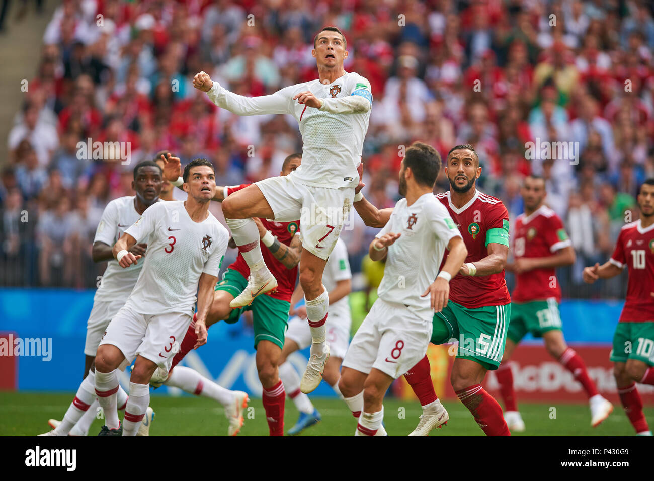 Moskau, Russland. 20 Juni, 2018. Portugal - Marokko, Fußball, Moskau, 20. Juni 2018 Cristiano Ronaldo, Por 7 Joao MOUTINHO, Por 8 PEPE, Por3 William Carvalho, Por 14 Mehdi BENATIA, Marokko Nr. 5 warten, bis der Ball, Bekämpfung, kämpfe PORTUGAL - MAROKKO 1-0 FIFA WM 2018 Russland, Gruppenphase, Saison 2018/2019, Juni 20, 2018 L u z h n i k i Stadion in Moskau, Russland. © Peter Schatz/Alamy Live News Credit: Peter Schatz/Alamy leben Nachrichten Stockfoto