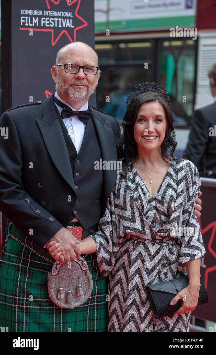 Edinburgh, Großbritannien. 20. Juni 2018. Das Edinburgh International Film Festival Premiere Premiere ist der Film Puzzle. Unter der Regie von Mark Turtletaub it stars Kelly Macdonald und Irrfan Khan. Bild: Jason Connery und seine Frau Credit: Rich Dyson/Alamy leben Nachrichten Stockfoto