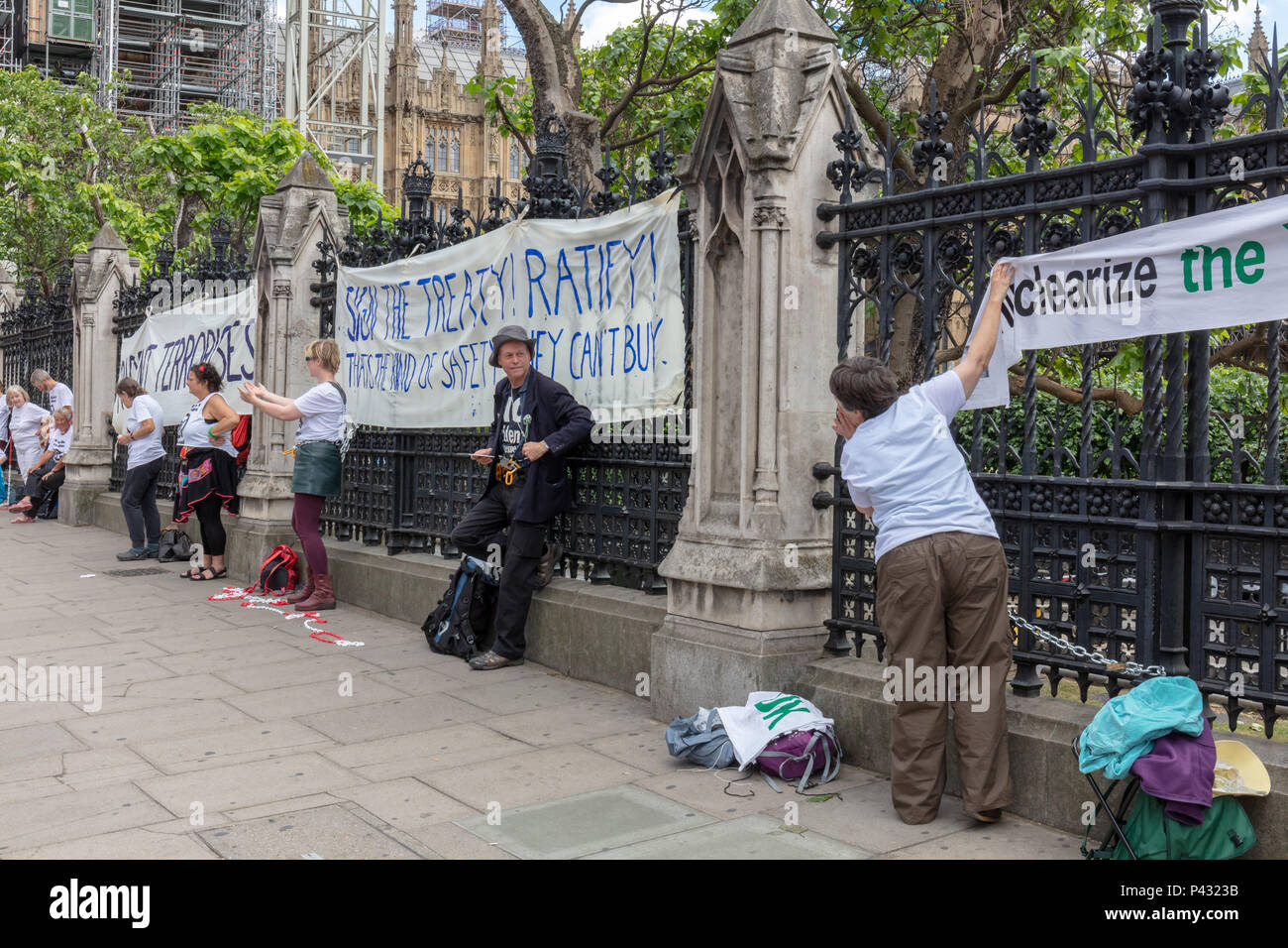 Westminster, London, UK, 20. Juni 2018; Demonstranten Kette selbst zu Geländer außerhalb des Parlaments zu drängen, dass Großbritannien Unterzeichnet Die UN Global Verbot von Atomwaffen Credit: Ian Stewart/Alamy leben Nachrichten Stockfoto