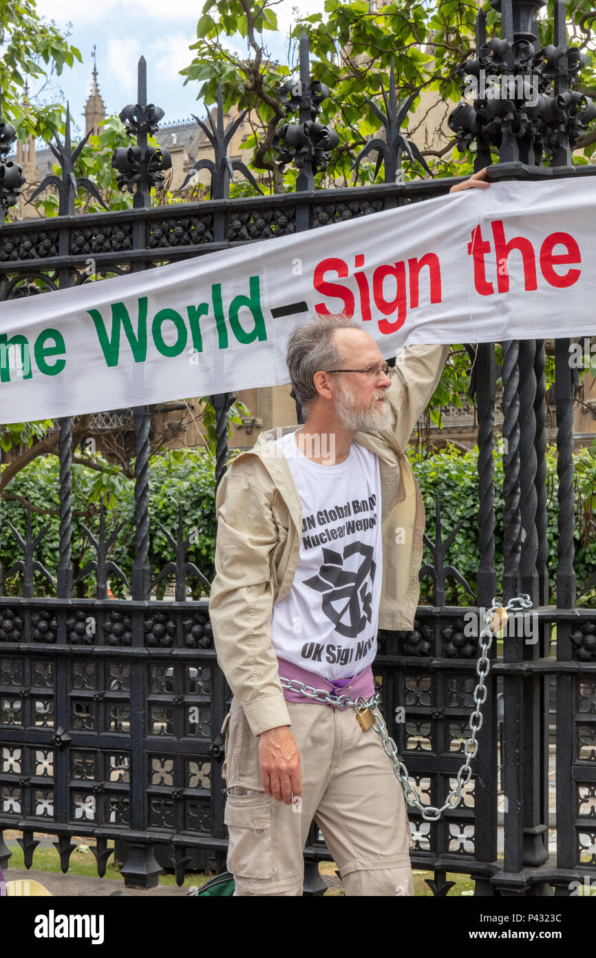 Westminster, London, UK, 20. Juni 2018; Demonstranten Kette selbst zu Geländer außerhalb des Parlaments zu drängen, dass Großbritannien Unterzeichnet Die UN Global Verbot von Atomwaffen Credit: Ian Stewart/Alamy leben Nachrichten Stockfoto