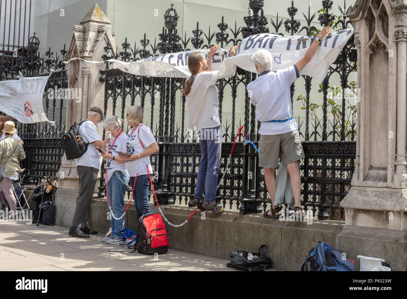 Westminster, London, UK, 20. Juni 2018; Demonstranten Kette selbst zu Geländer außerhalb des Parlaments zu drängen, dass Großbritannien Unterzeichnet Die UN Global Verbot von Atomwaffen Credit: Ian Stewart/Alamy leben Nachrichten Stockfoto