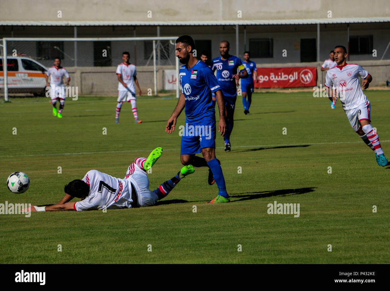 Gaza, Palästina. 20. Juni 2018. Das Finale für die Palästina Cup findet in der Palästina Stadion in Gaza Stadt zwischen der Jugend Club von Khan Yunis und die Hilal Al Quds Club. 20 Juni, 2018. Das Match endete mit dem Sieg der Khan Yunis Club 3-2. Khan Yunis ist ein Team in Gaza, während Hilal Al-Quds-Club einen palästinensischen Fußball-Nationalmannschaft ist in Jerusalem Credit: Ahmad Hasaballah/IMAGESLIVE/ZUMA Draht/Alamy Leben Nachrichten basieren Stockfoto