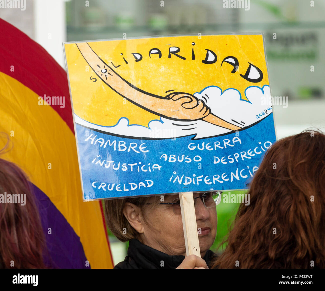 Las Palmas, Gran Canaria, Kanarische Inseln, Spanien, 20. Juni, 2018. Solidarität mit Flüchtlingen Plakat am Weltflüchtlingstag März in Unterstützung der offenen Grenzen in Las Palmas, der Hauptstadt Gran Canarias. Credit: ALAN DAWSON/Alamy leben Nachrichten Stockfoto