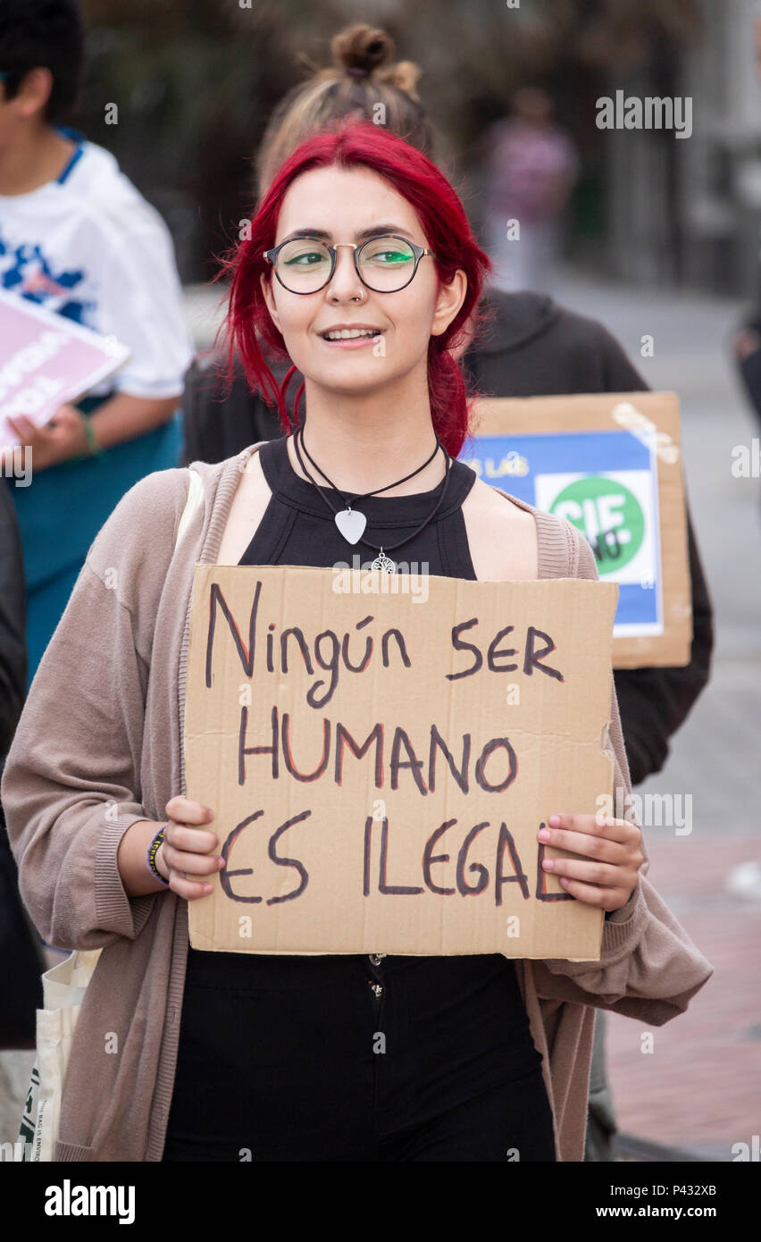 Las Palmas, Gran Canaria, Kanarische Inseln, Spanien, 20. Juni, 2018. "Eine Frau hält ein Plakat sagt Ningun ser humano es der geltenden Rechtslage" (Kein Mensch ist Illegal) am Weltflüchtlingstag März in Unterstützung der offenen Grenzen in Las Palmas, der Hauptstadt Gran Canarias. Credit: ALAN DAWSON/Alamy leben Nachrichten Stockfoto