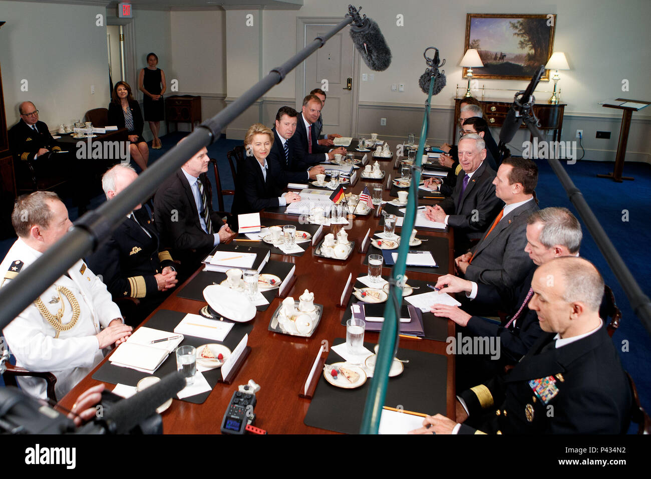 Washington, USA. 20 Juni, 2018. Us-Verteidigungsminister James Mattis Gespräche mit deutschen Verteidigungsminister Ursula von der Leyen am Pentagon vom 20. Juni 2018. Credit: Ting Shen/Xinhua/Alamy leben Nachrichten Stockfoto