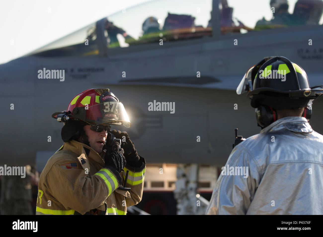 Auf der Yokota Air Base, Japan, koordinierte die 374th Civil Engineer Squadron Feuerwehr eine jährliche BAK-12-Zertifizierung. Crew Chiefs kommunizierten per Funk, um den Betrieb während der Tests zu leiten. Die 374 CES Power Productions Shop, die Feuerwehr und die 374th Operations Support Squadron verwalteten die Systemüberprüfung, um die Funktionsfähigkeit, Flugsicherheit und Notfallbereitschaft für Trägerflugzeuge zu gewährleisten und operative Missionen der US Air Force und Navy zu unterstützen. Stockfoto