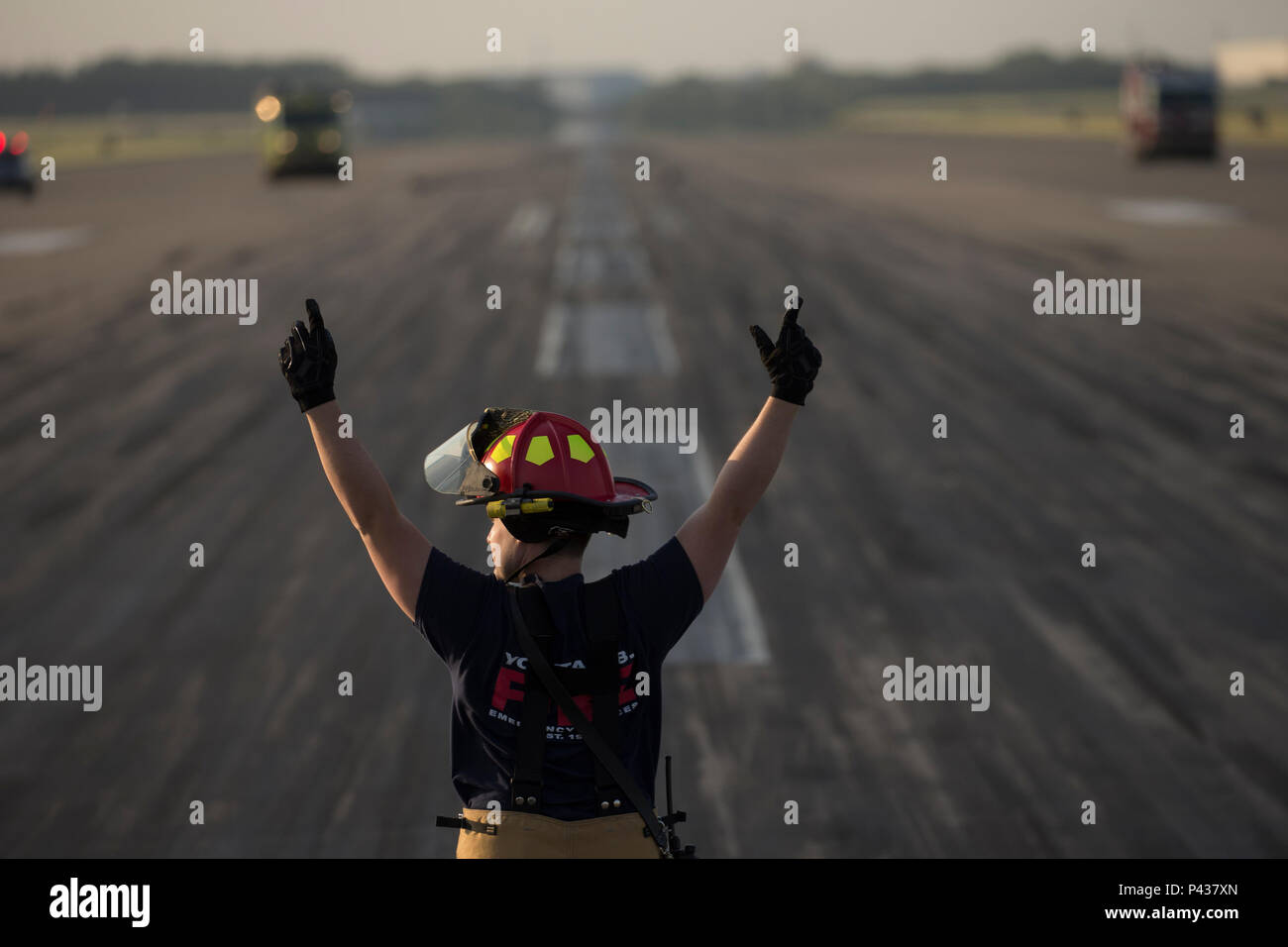 Auf der Yokota Air Base, Japan, wies ein Chef der Feuerwehr der 374th Civil Engineer Squadron das Personal an, während der jährlichen Zertifizierung das Nylonband eines BAK-12-Flugzeuges einzurollen. Die 374 CES Power Productions Shop, die Feuerwehr und die 374th Operations Support Squadron verifizierten die ordnungsgemäße Funktion, Spannung und Funktionalität, um Sicherheit, Zuverlässigkeit und Bereitschaft für die Flugoperationen der US Air Force und Navy sowie Notfallverfahren zu gewährleisten. Stockfoto
