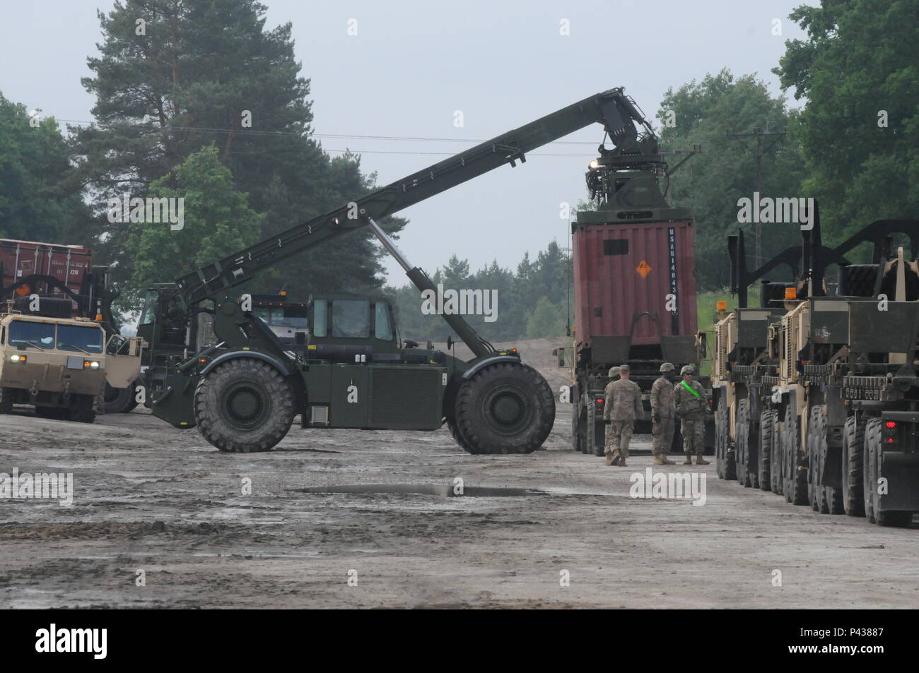 Ein all terrain Würgt downloads Eine der viele Container mit Artillerie an der Munition liefern für die 592Nd Ordnance Co. verladen und an Drawsko Pomorskie Stockfoto