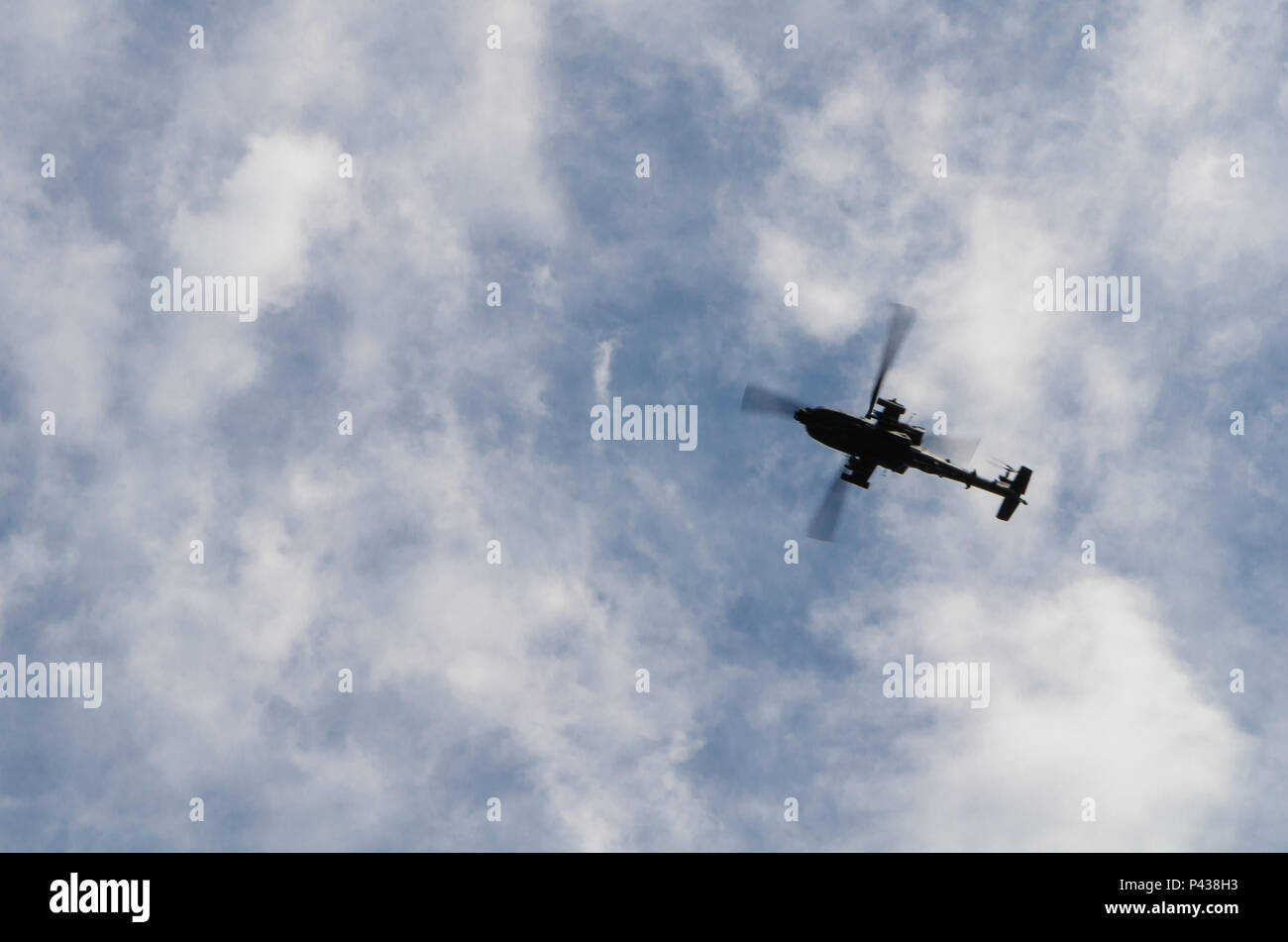 Eine AH-64 Apache Kampfhubschrauber fliegen Overhead während einer Brücke über den Betrieb in Chelmno, Polen, 8. Juni 2016. Multinationale Streitkräfte koordinierte, montiert und über eine Brücke besteht aus deutschen und britischen M 3 amphibische Rigs, die Fahrzeuge der Weichsel als Teil der Übung Anakonda 2016 zu überqueren. Die Polnisch-led-Übung ist eine gemeinsame Aus- und Fortbildung, um die Interoperabilität zu verstärken und die Bande zwischen den NATO-Verbündeten und Partnern, die kollektive Sicherheit und Frieden in der Region zu stärken. Stockfoto