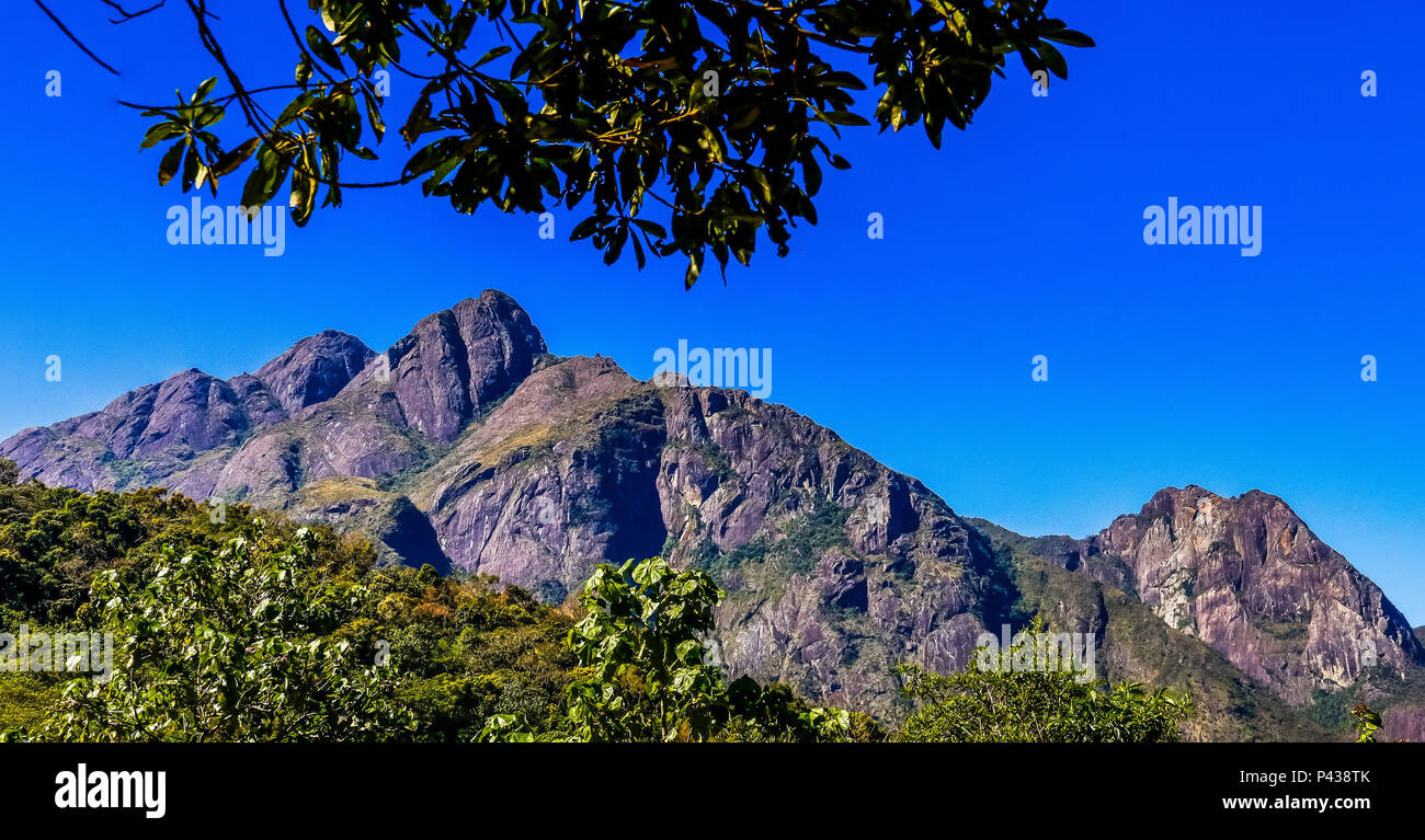 Vista do Pico dos Marins, em Piquete, SP, na Serra da Mantiqueira. Seu cume tem 2470 U-Bahnen. Stockfoto