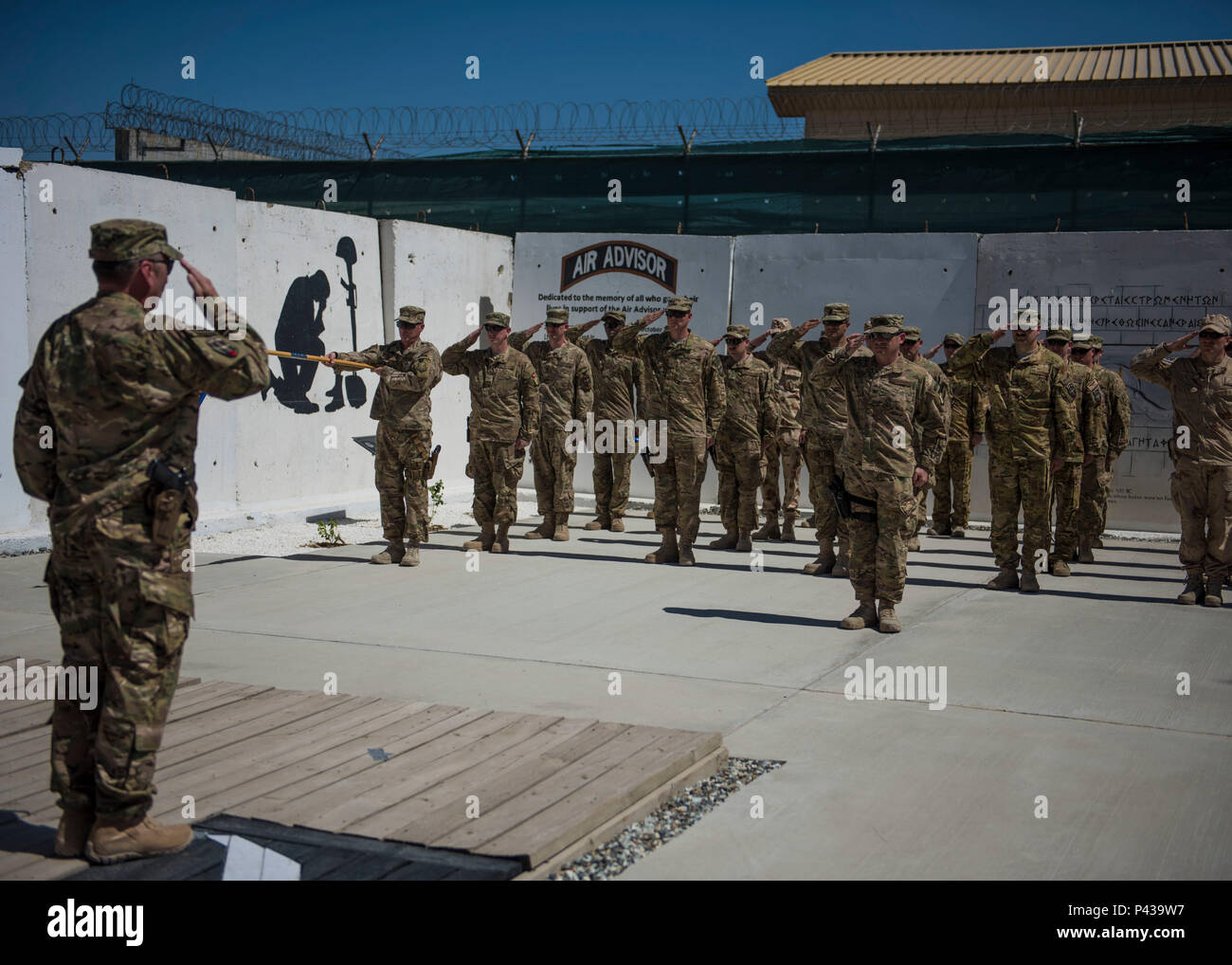 Brig. Gen. Hicks, 438Th Air Expeditionary Wing Commander, gibt seinen ersten Gruß zu den Fliegern der 438th AEW bei einem Befehl Zeremonie am Vorwärts Operating Base Oqab, Kabul, Afghanistan, Juni 08, 2016. Hicks ist für die führenden Männer und Frauen der Zug, beraten, unterstützen, Command-Air, die Mitglieder der Afghanischen Luftwaffe Zug verantwortlich. (U.S. Air Force Foto von älteren Flieger Justyn M. Freeman) Stockfoto