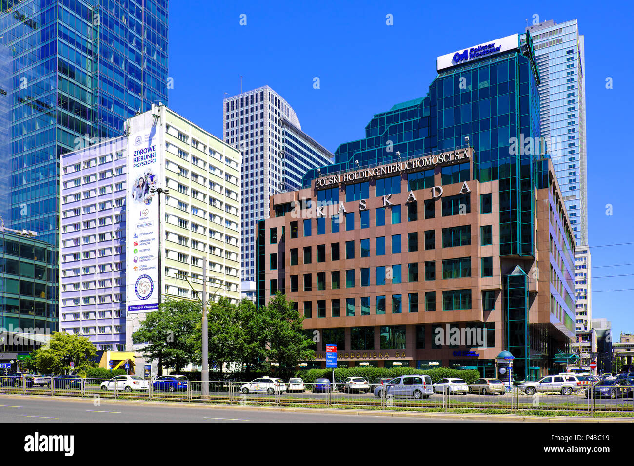 Warschau, Pommern/Ostsee/Polen - 2018/06/08: Panoramablick auf das Stadtzentrum mit modernen Wolkenkratzer - KASKADA PLAZA bei 12 Żwirki i Wigury Straße Stockfoto