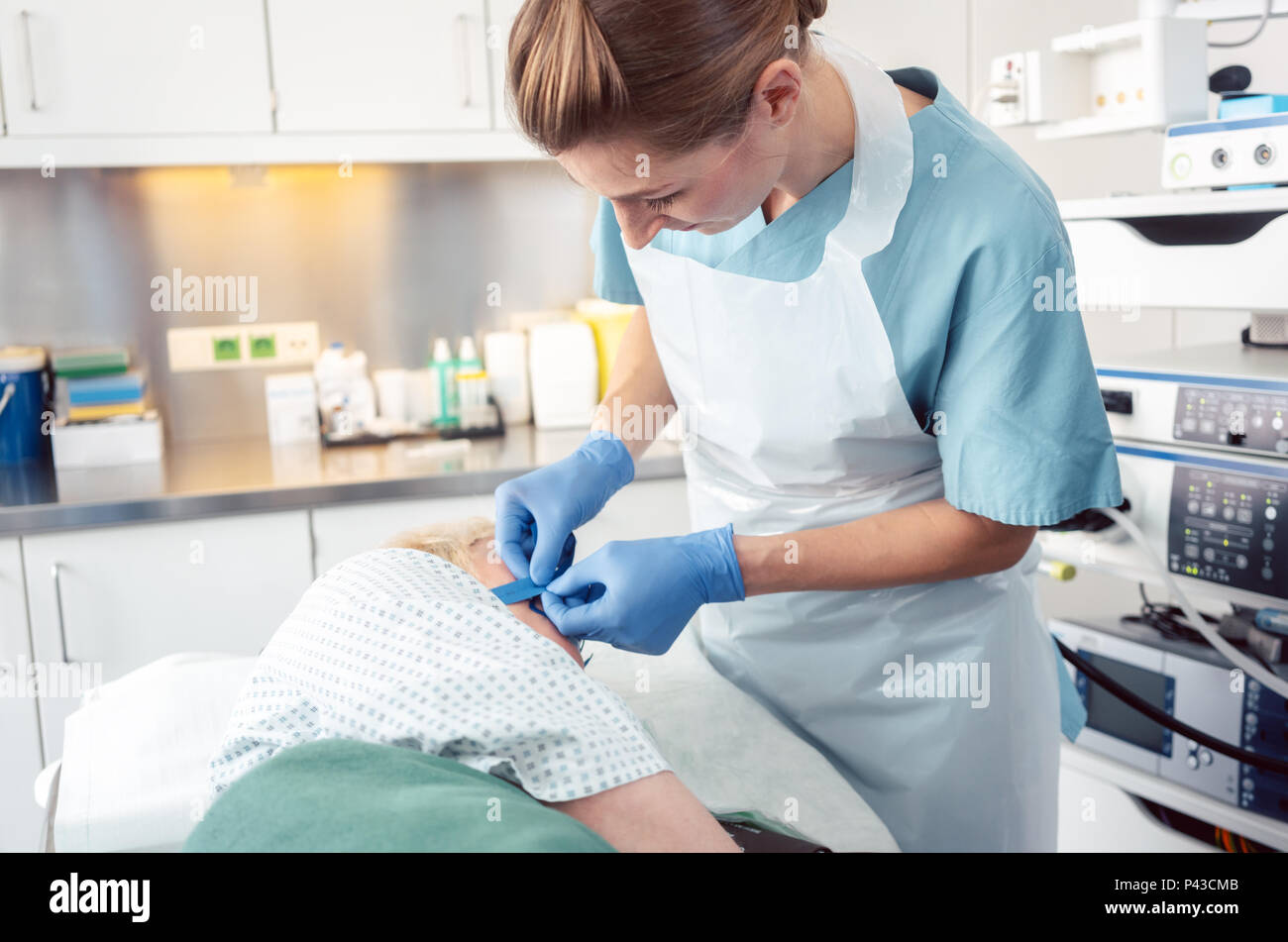 Krankenschwester Vorbereitung der Patienten für die gastroskopie Stockfoto
