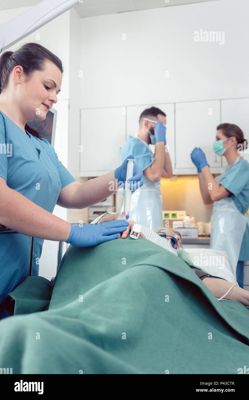 Krankenschwester, Anästhesie, geduldig zu warten, für die Endoskopie Stockfoto