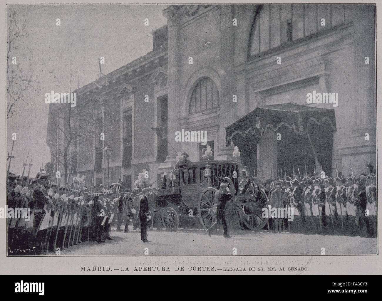 LLEGADA DE SU CARIDAD AL PALACIO DEL SENADO DE LA SOLEMNE APERTURA DE LAS CORTES EL 3 de Abril de 1898 - FOTOGRAFIA SIGLO XIX. Lage: MUSEO ROMANTICO - FOTOGRAFIA, SPANIEN. Stockfoto