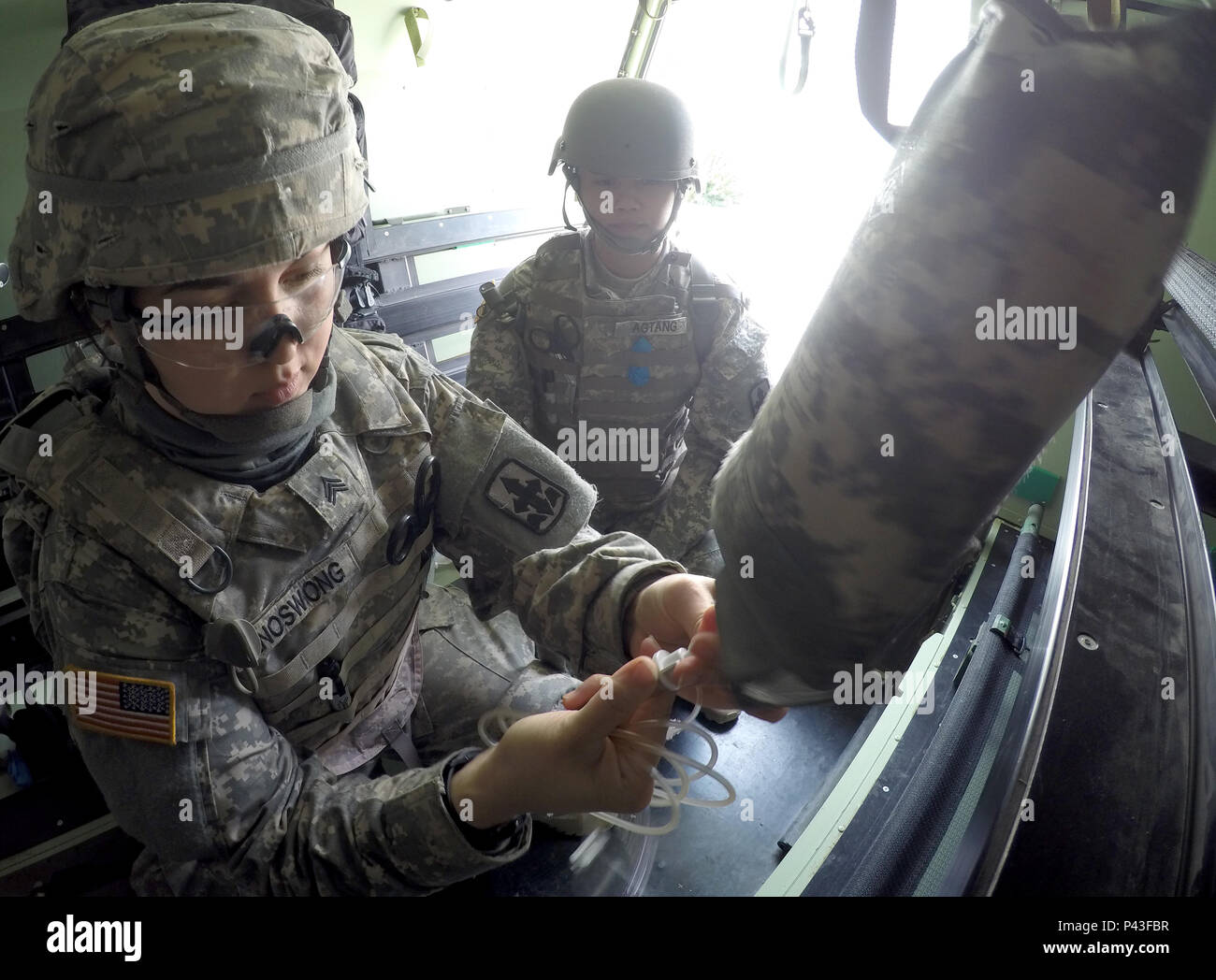 Soldaten des Charlie Company, 29 Brigade Support Battalion bereiten einen Infusionsbeutel in Vorbereitung für eine Mass Casualty übung Juni 10, 2016 im Camp Roberts, Kalifornien. Charlie Company, 29 Brigade Support Bataillons beteiligt sich an exportfähige Kampftraining Fähigkeit im Camp Roberts. XCTC Züge der Feuerwehr - sortierte Elemente in Infanterie Taktik für die Bereitstellung. Die Ausbildung beinhaltet auch eine Sitzung für Kommandanten die Ausbildung Mängel, für ihre Einheiten zu bewerten. Stockfoto