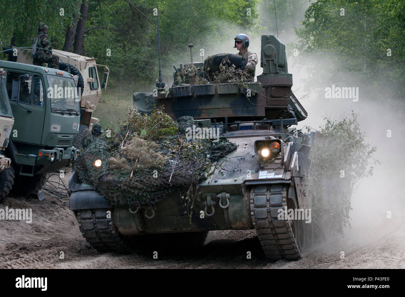 Ein Soldat von 1St Armored Brigade Combat Team, 3d-Infanterie Division passess Thru a Dekontaminationsplatzes auf einem Bradley Fighting Fahrzeug während der Übung Anakonda 2016 Juni 11. Übung Anakonda 16 ist ein polnisch-led, gemeinsame, multinationale Übung in Polen von Juni 7-17. (Foto von Sgt. Dennis Glas) Stockfoto