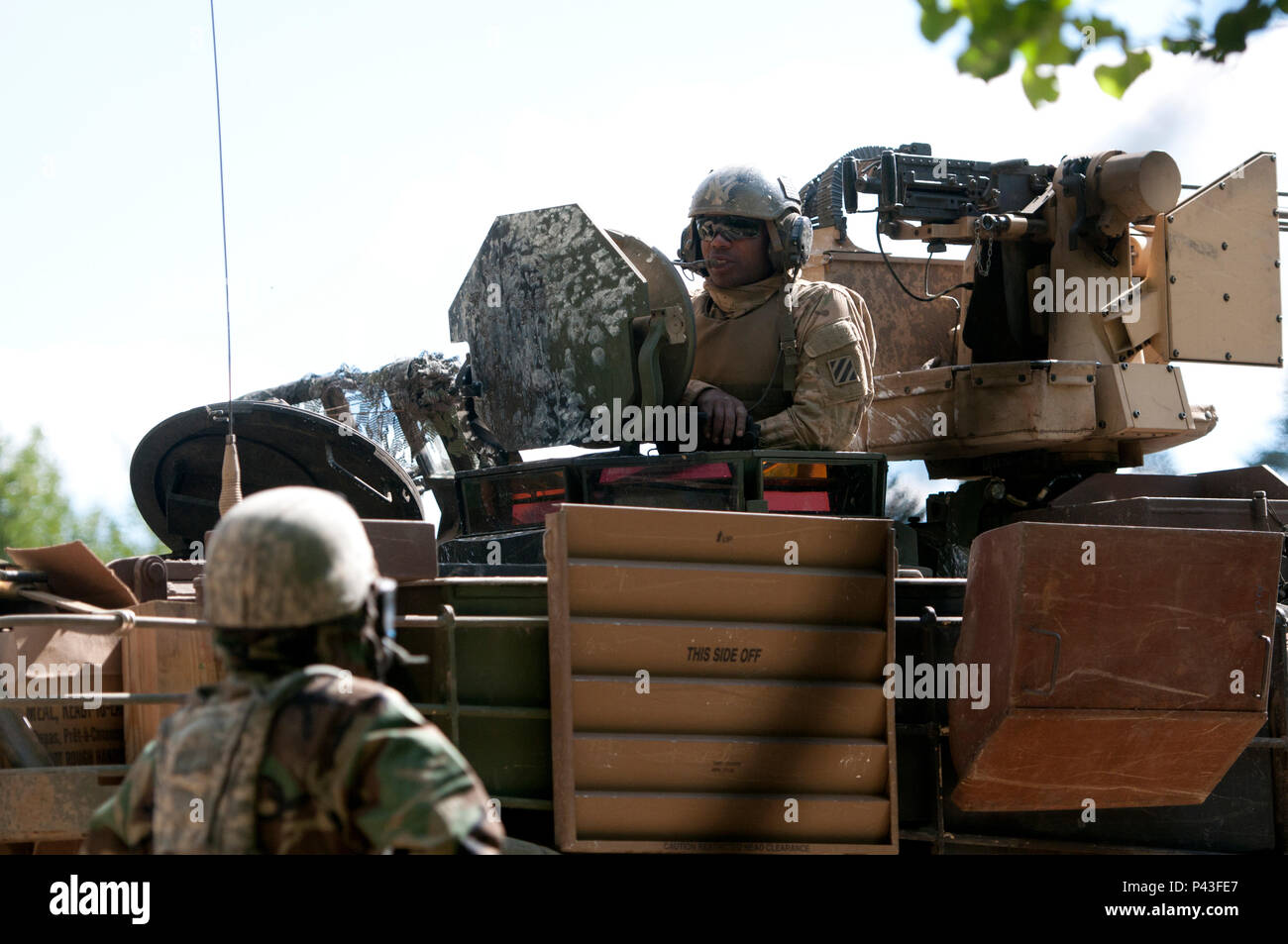 Ein Soldat von 1St Armored Brigade Combat Team, 3d-Infanterie Division passess Thru a Dekontaminationsplatzes während der Übung Anakonda 2016 Juni 11. Übung Anakonda 16 ist ein polnisch-led, gemeinsame, multinationale Übung in Polen von Juni 7-17. (Foto von Sgt. Dennis Glas) Stockfoto