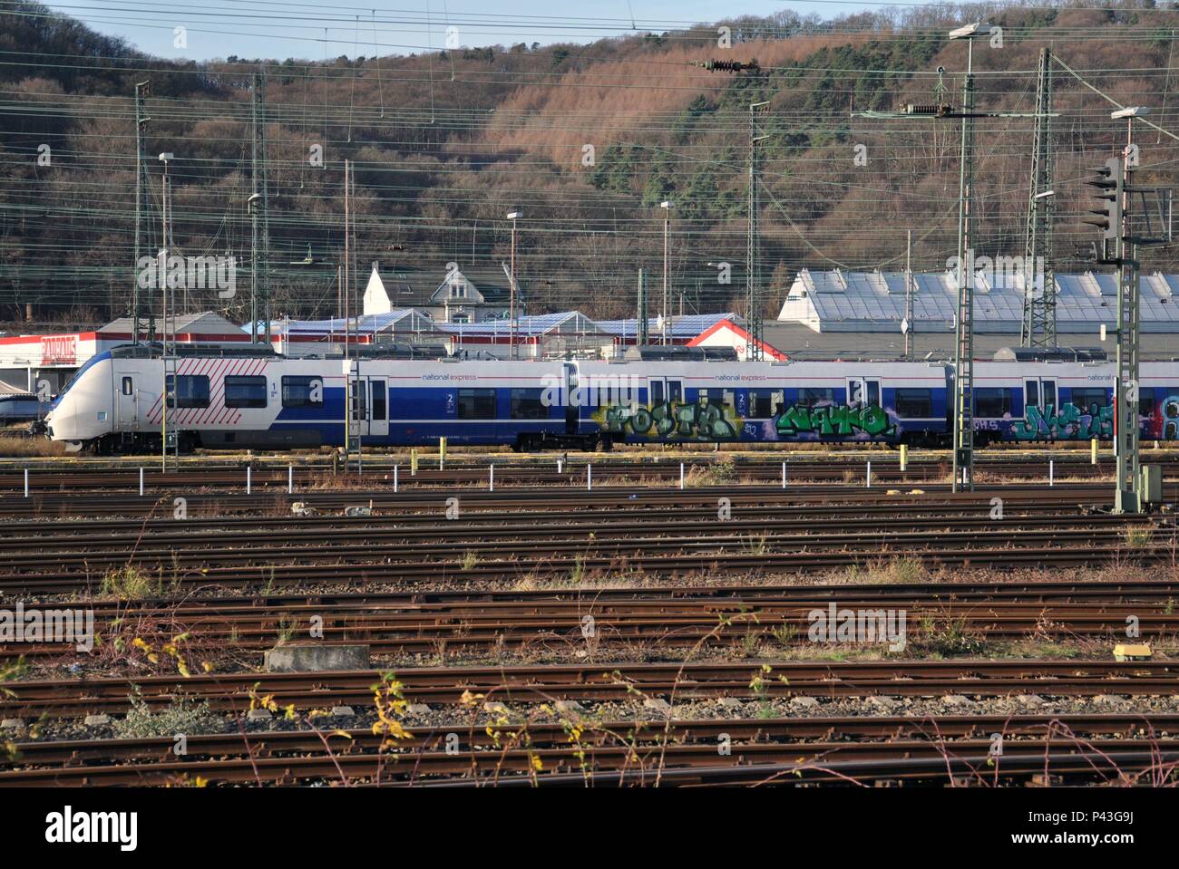 Graffiti auf Personenzug aus privaten Unternehmen National Express am 19.12.2015 in Hagen - Deutschland. | Verwendung weltweit Stockfoto