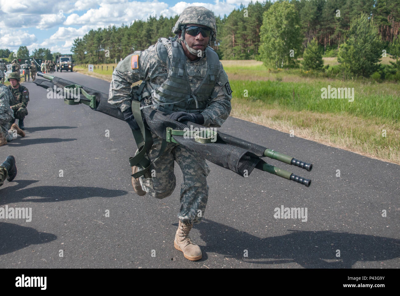 Ein Soldat aus der 212th Combat Support Hospital läuft ein Wurf mit dem MedEvac Landing Zone in Miloslawiec, Polen, als Teil der Übung Anakonda 2016, ein polnisch-led, multinationale Übung läuft von Juni 7-17, umfasst rund 31.000 Teilnehmer aus mehr als 20 Nationen und ist ein Premier, der Schulungsveranstaltung für die US-Armee in Europa. Stockfoto