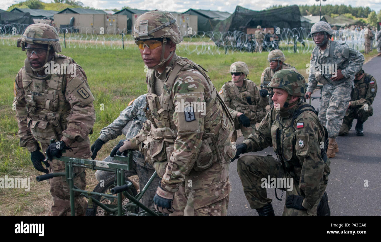Gemeinsame Amerikanische und polnische Wurf teams Line up Warten auf mehrere Opfer während einer Messe Unfall- Ereignis während der Übung Anakonda 2016. Die Übung, ein polnisch-led, multinationale Übung läuft von Juni 7-17, umfasst rund 31.000 Teilnehmer aus mehr als 20 Nationen und ist ein Premier, der Schulungsveranstaltung für die US-Armee in Europa. Stockfoto