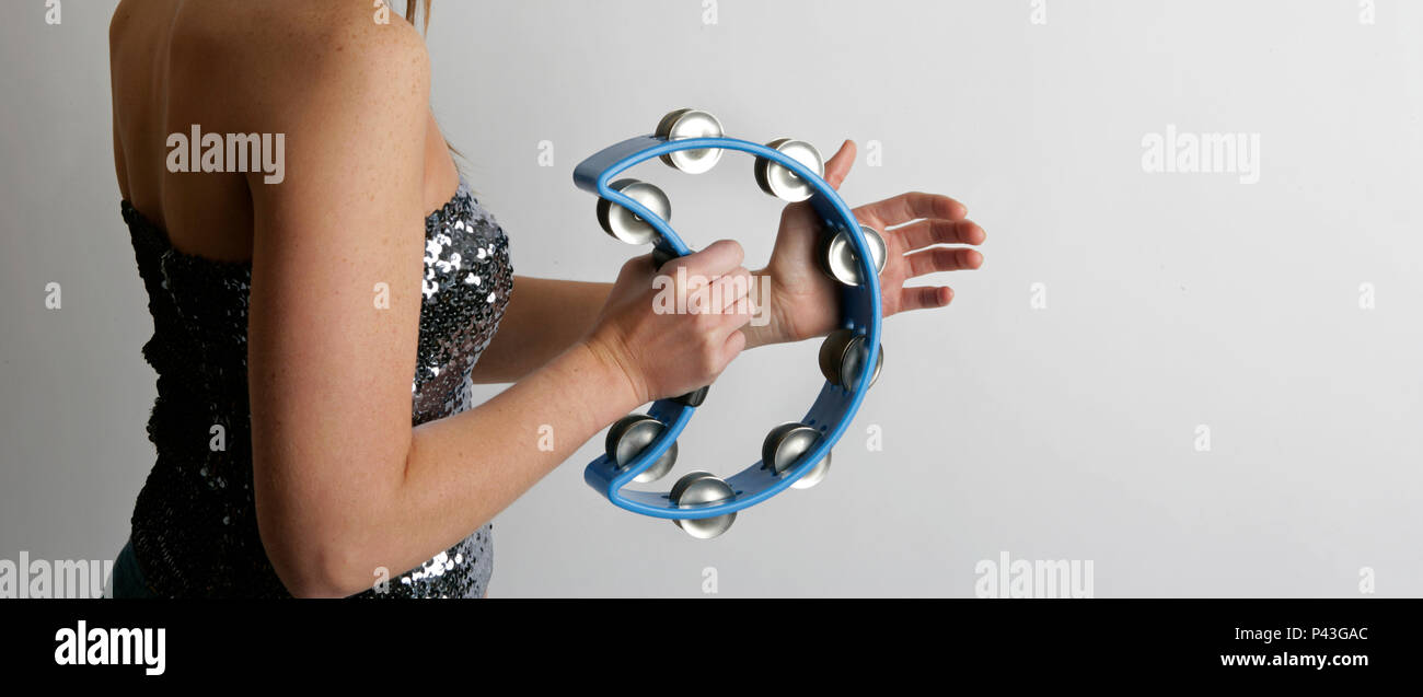 Rock oder Pop Tamburin. Junge Frau spielen. Percussion Instrument Stockfoto