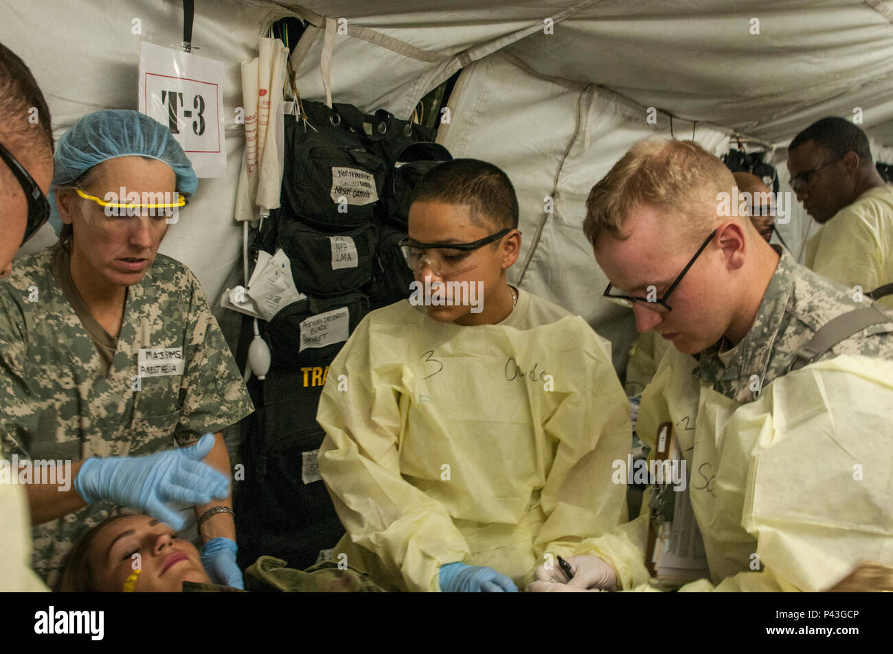 Armee finden Medic, SPC. Adriana Rosas, von der 228th Combat Support Hospital, hilft bei der Behandlung von einem polnischen trauma Opfer an einer Messe Unfall- Ereignis während der Übung Anakonda 2016 simulieren. Die Übung, ein polnisch-led, multinationale Übung läuft von Juni 7-17, umfasst rund 31.000 Teilnehmer aus mehr als 20 Nationen und ist ein Premier, der Schulungsveranstaltung für die US-Armee in Europa. Stockfoto
