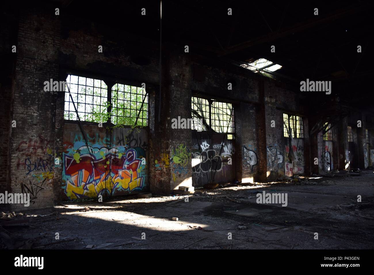 Graffiti in einem ehemaligen Lokomotive Workshop am 12.11.2016 in Schwerte/Ruhr - Deutschland. | Verwendung weltweit Stockfoto